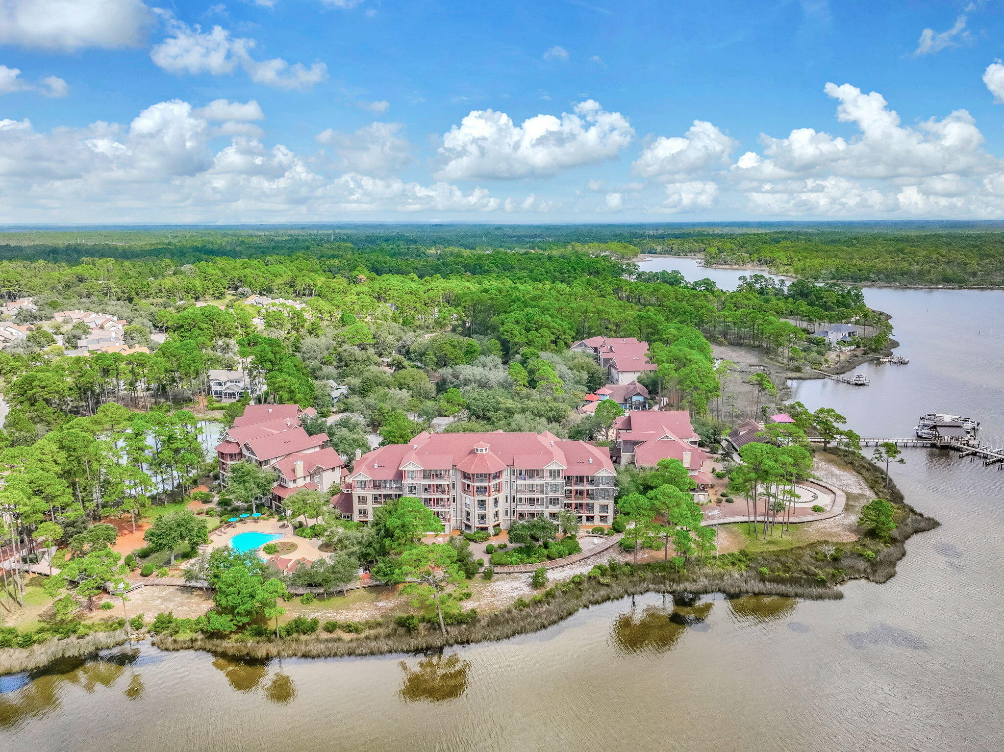 WILD HERON LAKESIDE LODGE - Residential
