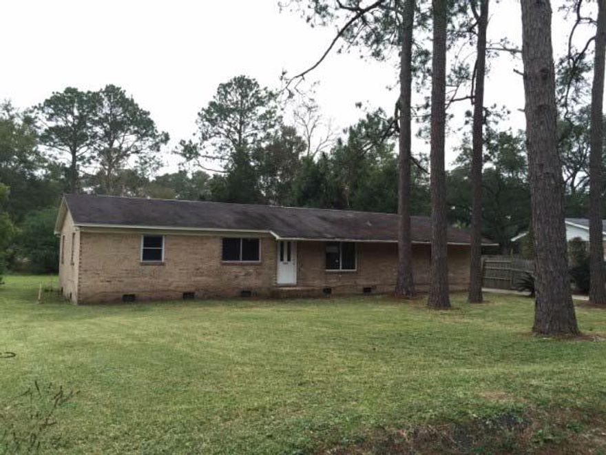 REO- Beautiful 3 Bed 1.5 Bath home on a huge lot in Osceola Country Club Estates! Home features wood & tile floors throughout... Don's miss out on this amazing opportunity! This property is considered Insurable with Escrow by a FHA Appraiser. Buyers may escrow funds for repairs after the close of escrow & the amount is added to the loan balance of the standard FHA Financing (203b). Please see attached Repair Escrow & PCR for details. Available to Owner Occupants for 15 days from list date.