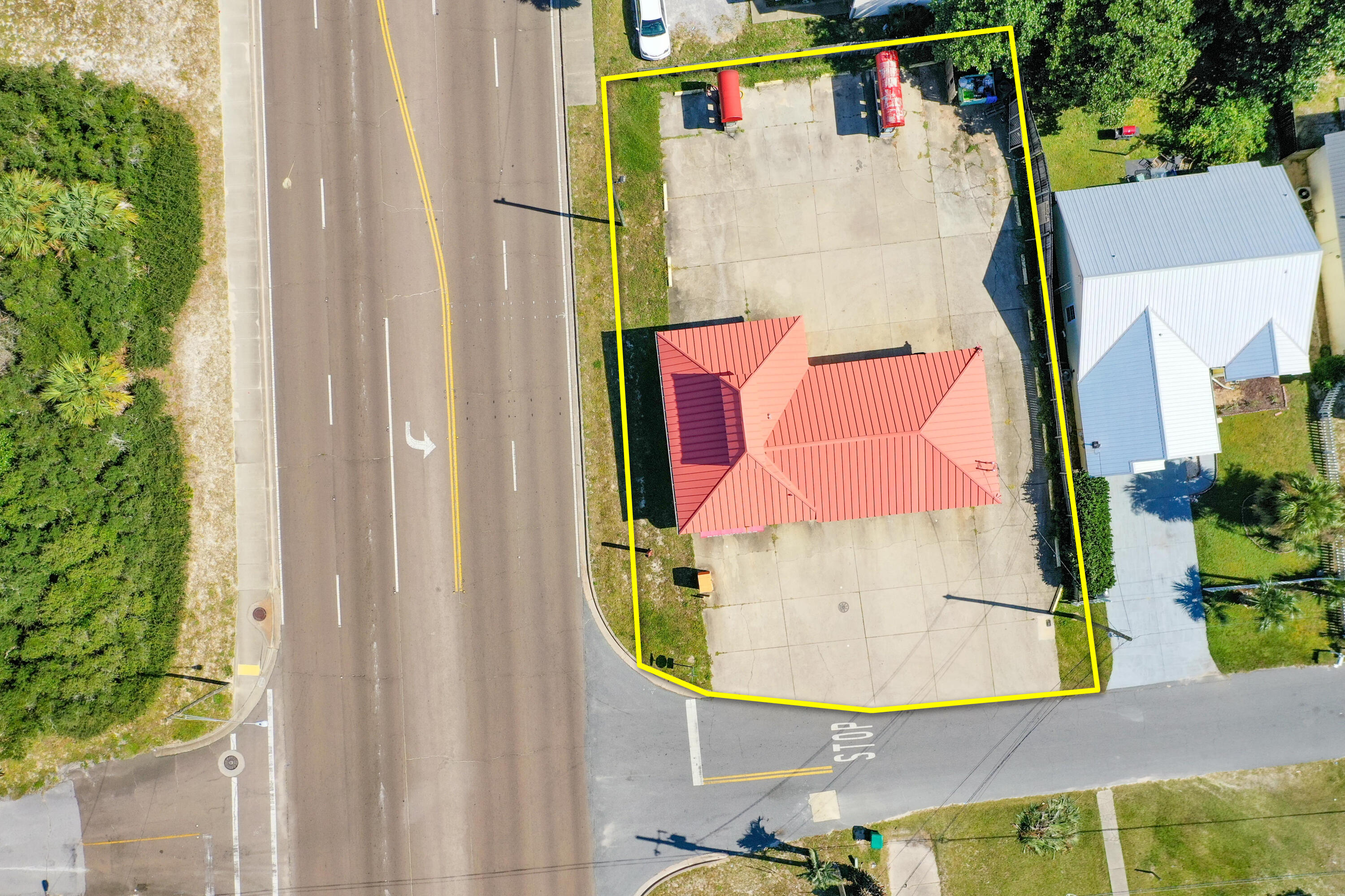 Main image without alt text