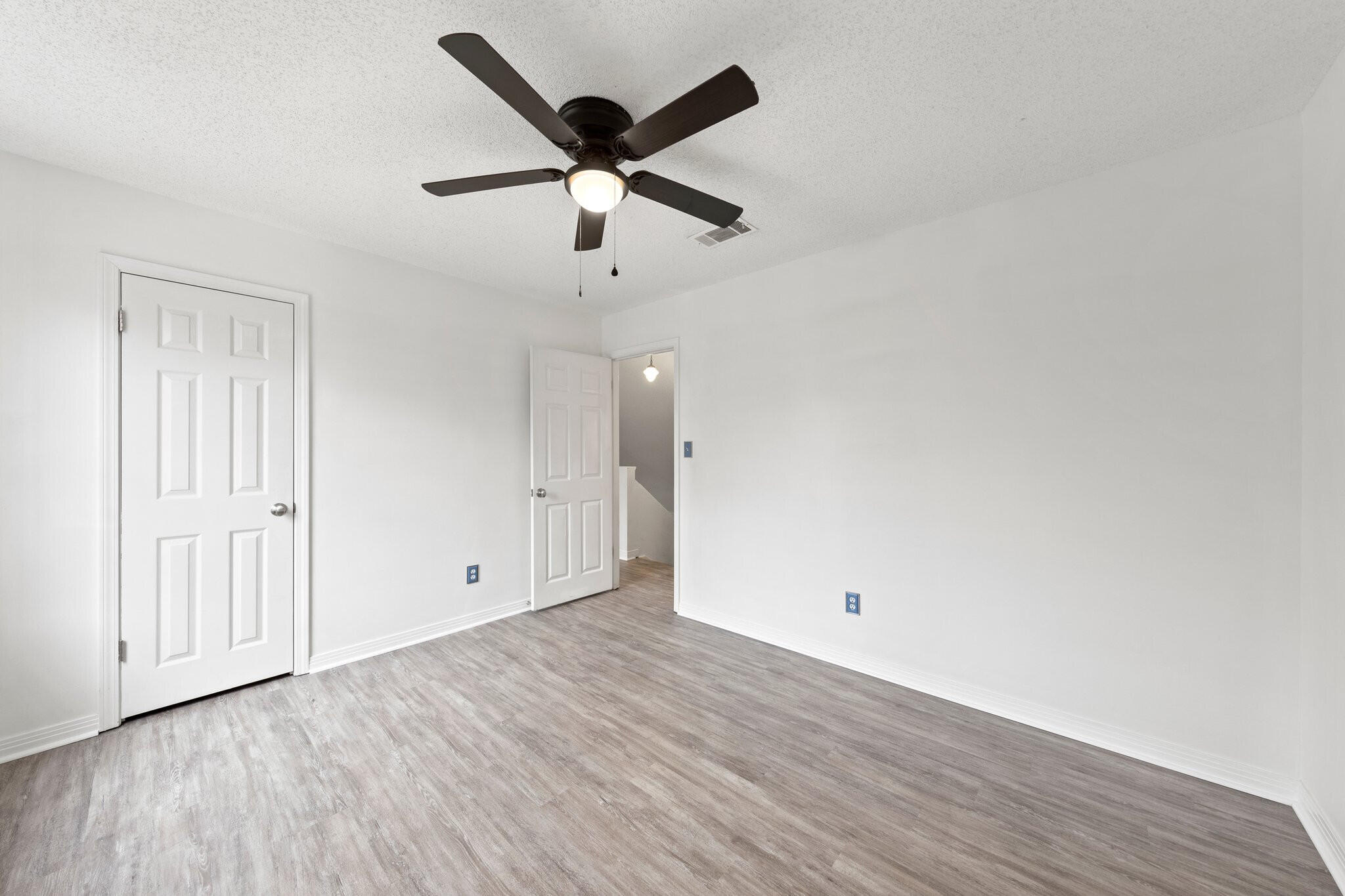 SMUGGLERS COVE - Residential