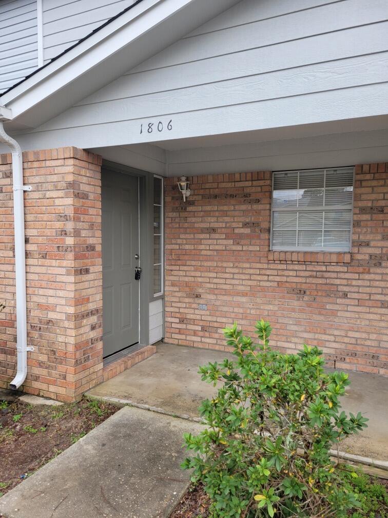 Nice open living/dining area, 1/2 bath and laundry room downstairs, 2 bedrooms and a full bath upstairs. Convenient location close to Eglin AFB and Hurlburt Field.