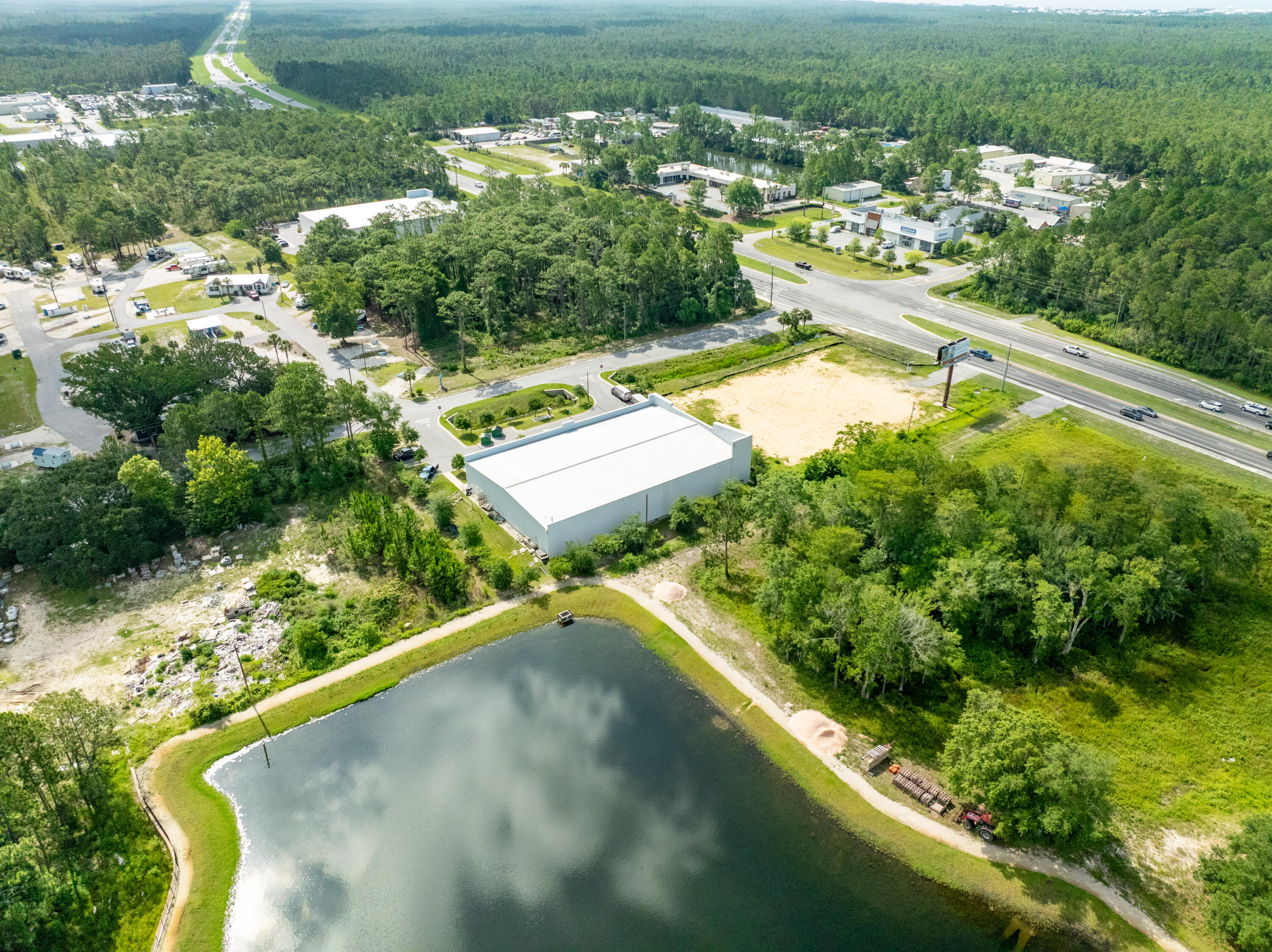 Main image without alt text