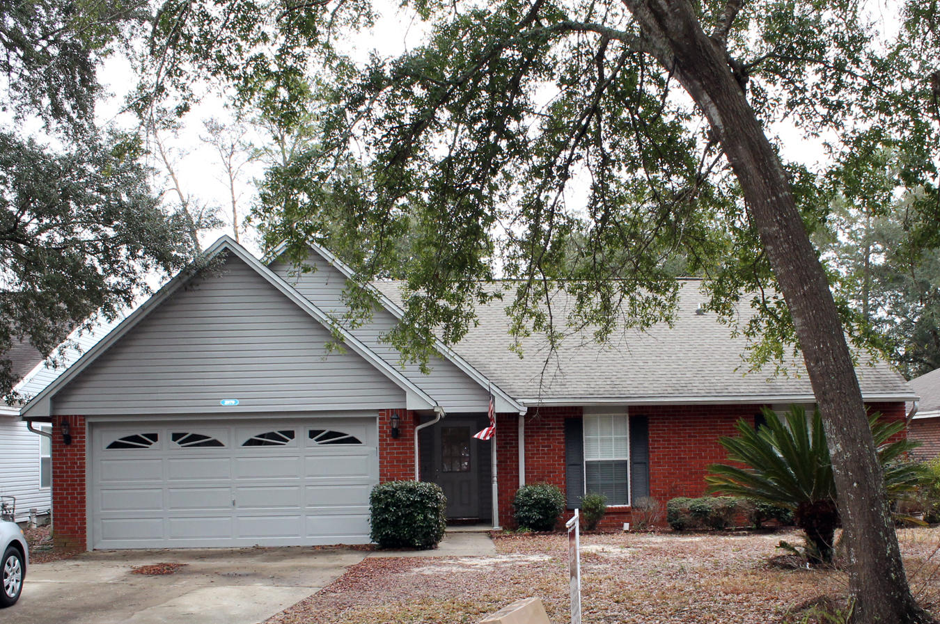 Great community with a pool and boat storage within walking distance to Bluewater Bay Elementary. The home features a first floor master bedroom two additional bedrooms on the first floor and a third bedroom upstairs with it's own bathroom, perfect for a teenager. The family room features hardwood laminate flooring, tile in kitchen & baths and new carpet in the bedrooms. Eat-in kitchen with gas range, new microwave oven, big island and pantry. Screened porch, fenced yard complete with sprinkler system. Dimensional roof in 2006.
