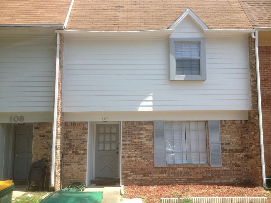 VERY NICE SPACIOUS TOWNHOME IN SUMMERWINDS T/H OFF JAMES LEE ROAD. CENTRALLY LOCATED IN FT WALTON BEACH. EASY COMMUTE TO ALL AREA BASES, SCHOOLS, SHOPPING, DINING AND AREA BEACHES. CALL FOR SHOWING INFO. SMALL FENCED BACKYARD. LARGE BEDROOMS. SEPERATE LIVINGROOM AND DINING ROOM. LAUNDRY ROOM IN ATTACHED STORAGE ROOM.