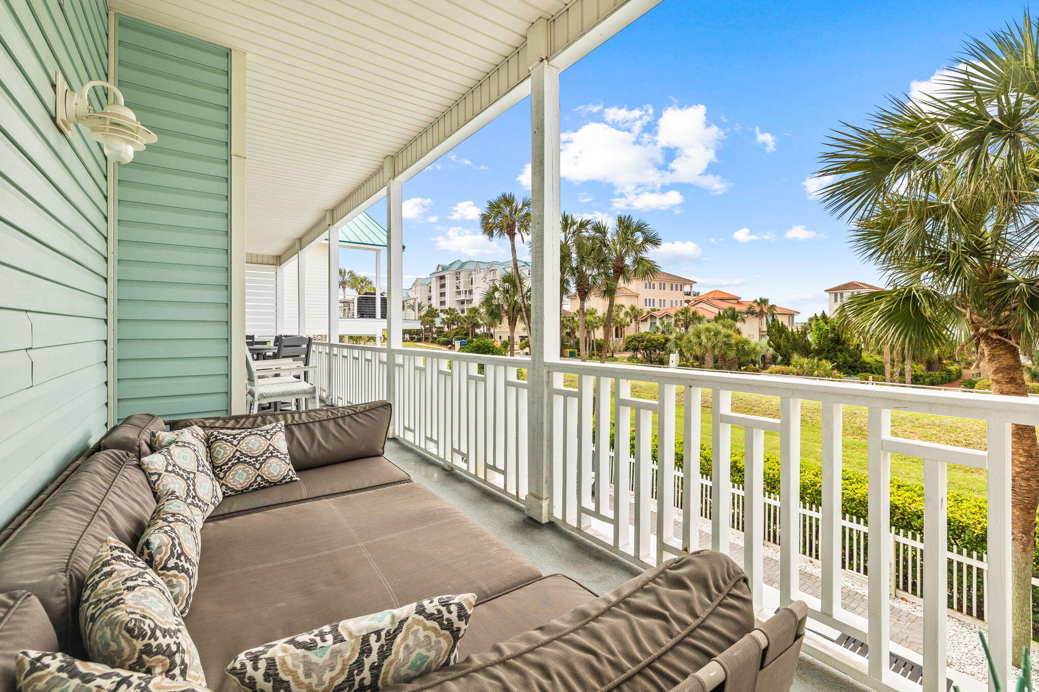 CRYSTAL SHORES - Residential