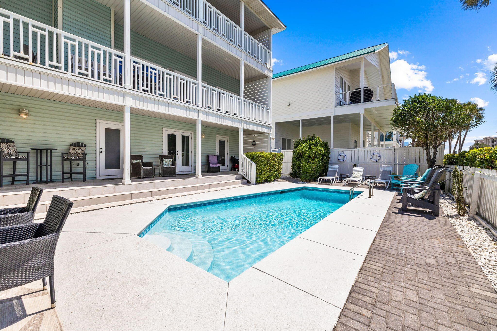 CRYSTAL SHORES - Residential