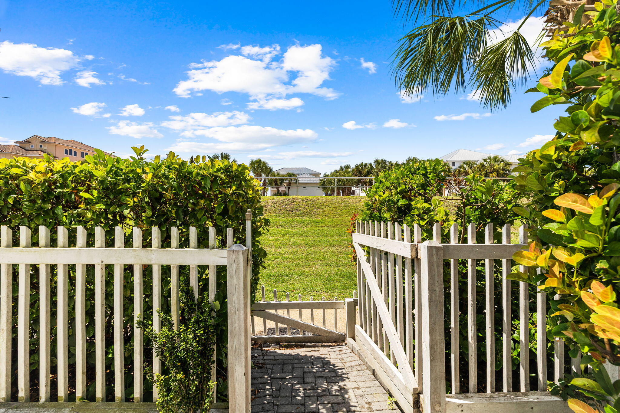 CRYSTAL SHORES - Residential