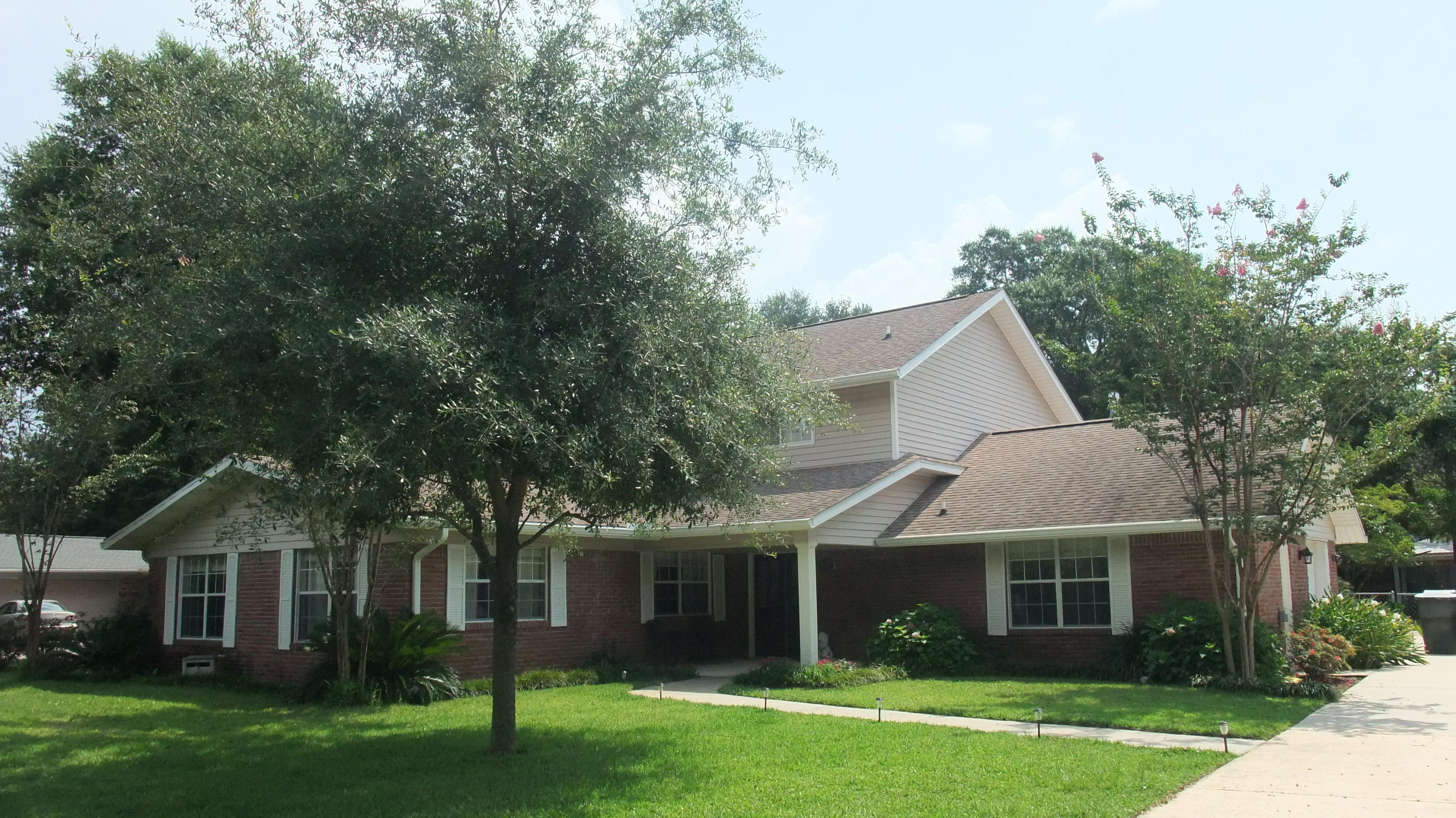 COUNTRY CLUB ESTATES - Residential