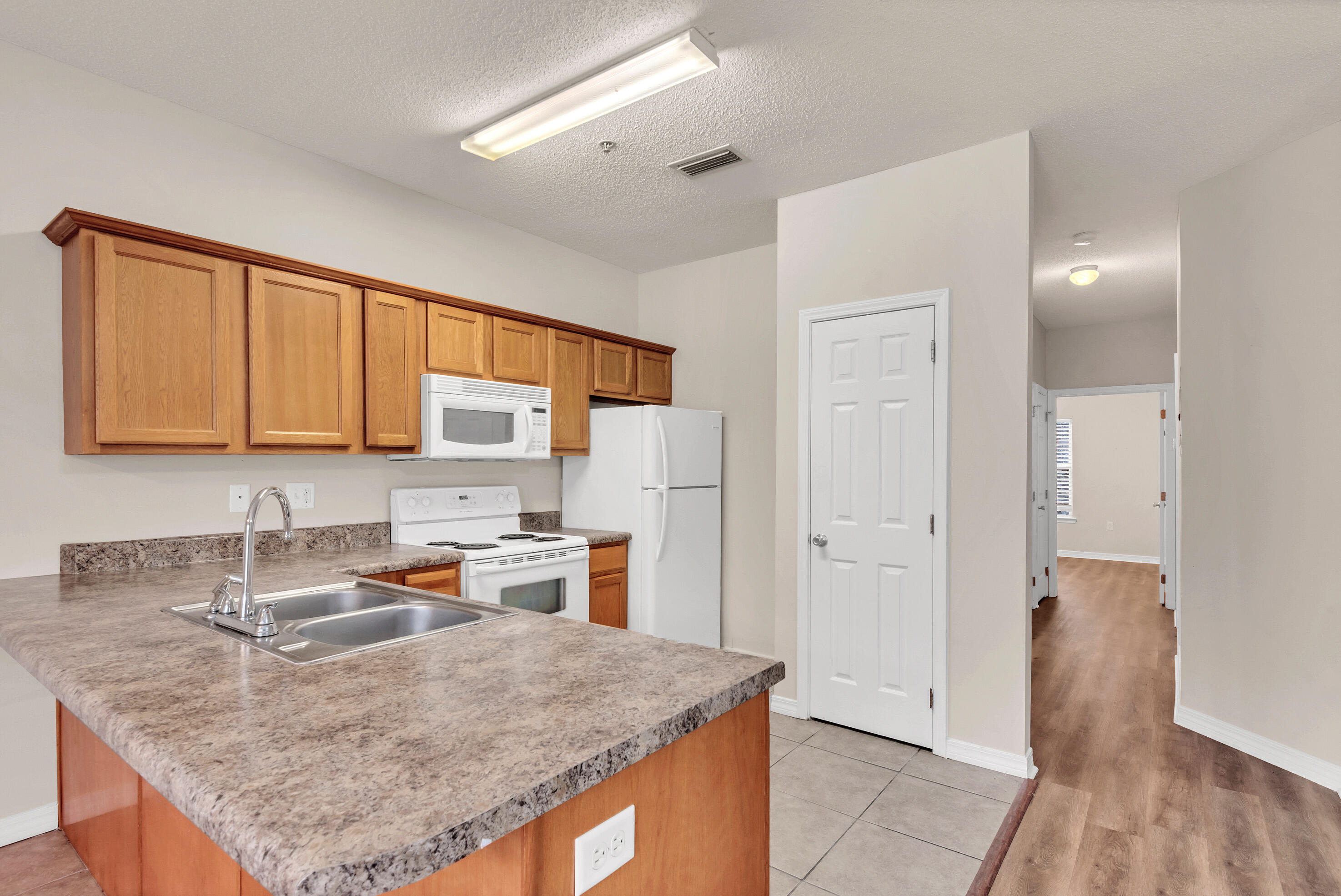 Centrally located Fort Walton Beach complex with a Washer and dryer hook-up! Conveniently located, this complex is close to everything - shopping, both bases, Fort Walton Beach Medical Center, restaurants, schools, and daycare centers. 1 bedrooms and 1 full baths. The kitchen area includes refrigerator, oven, range, and dishwasher. No smoking. No Pets. Easy application process, come and apply today.