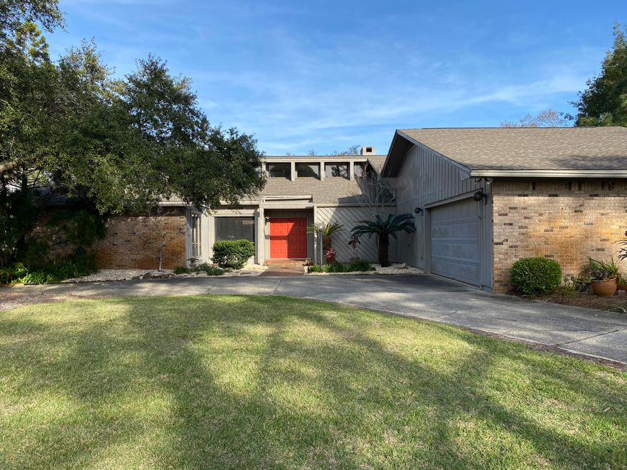 This is the one you've been looking for! 3 bedrooms, 3 baths in a SINGLE STORY, & on a golf course. Original owner, very well maintained. Non rental neighborhood inside Sandestin Resort.