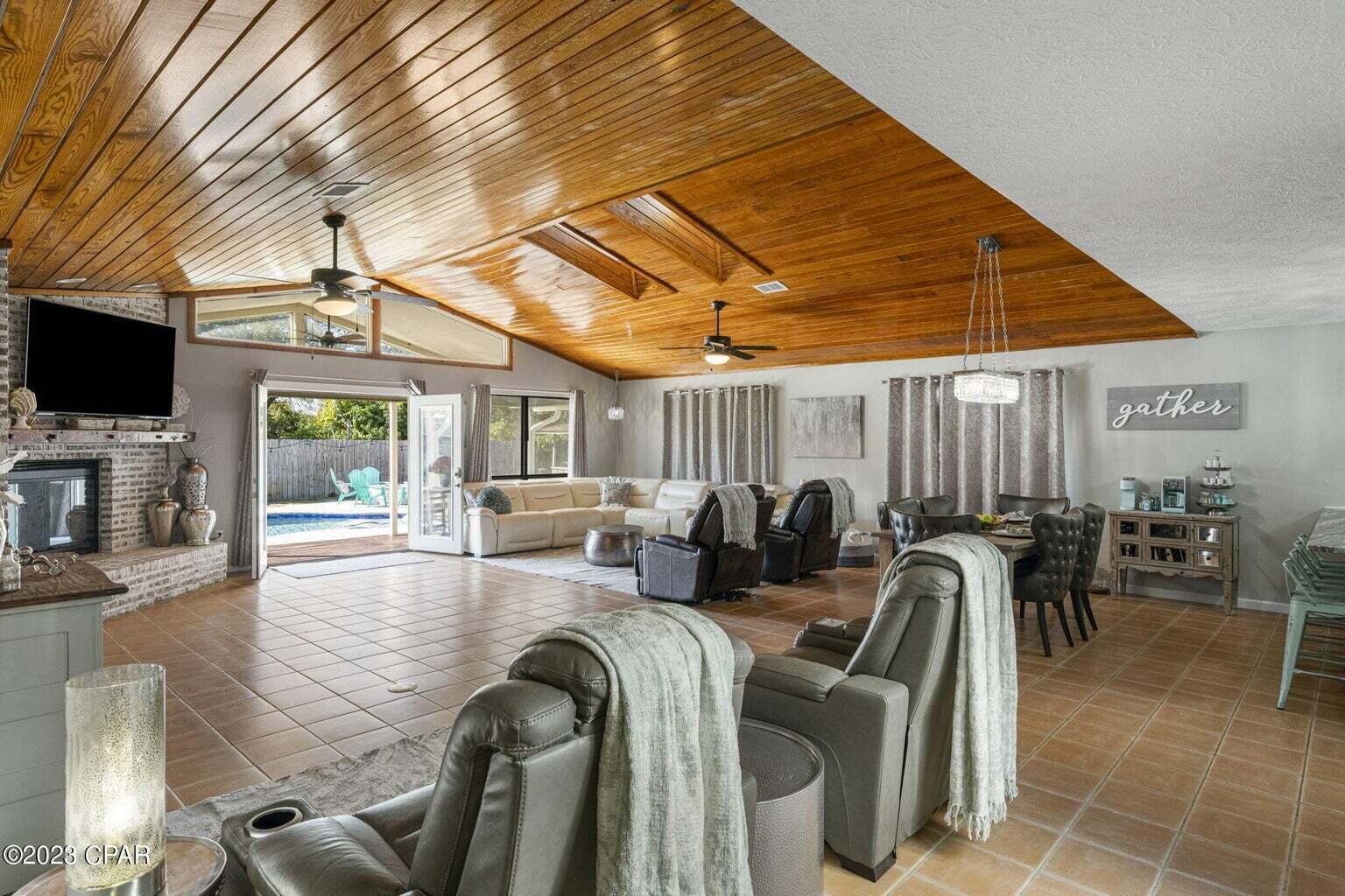 COLONY CLUB HARBOUR PH 2 - Residential