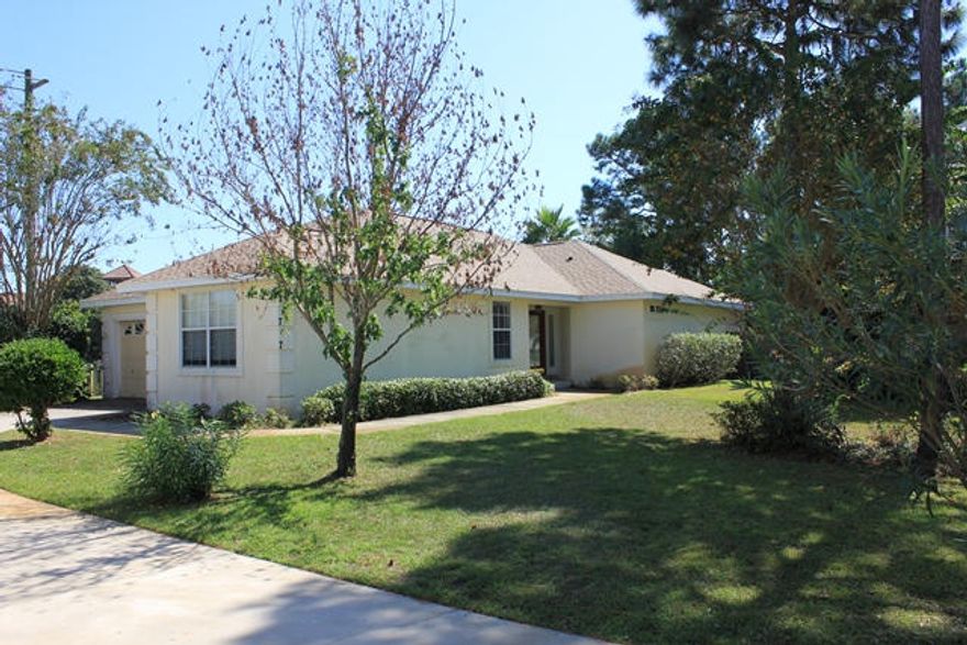 Lots of Potential in this 3 Bd / 2 Ba home in Emerald Lakes... Fenced back yard with pool, laminate flooring, solid surface counter tops. Situated on quiet cul-de-sac. Don't miss out!