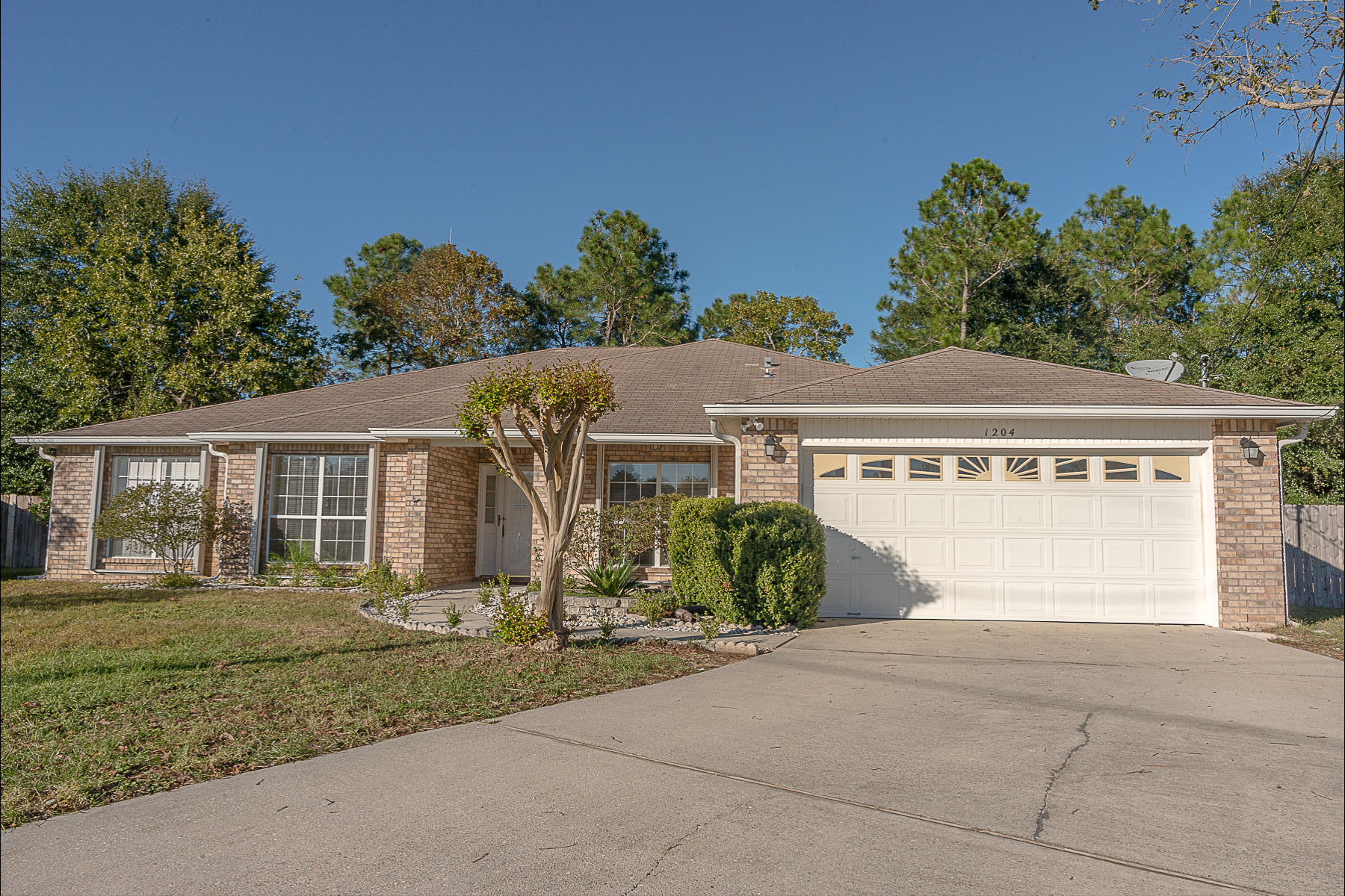 LIVING LARGE AND MOVE IN READY! THIS ALL BRICK ''KIRKSTONE #2554, ELEVATION D'' SPLIT BEDROOM PLAN INCLUDES A FORMAL DINING ROOM, LARGE OPEN FLORIDA ROOM, AND A SEPARATE BONUS ROOM WHICH COULD BE USED FOR A HOME SCHOOL ROOM, HOME BUSINESS, OR CRAFT ROOM. HOME HAS BEEN UPDATED WITH NEW LAMINATE FLOOR, CERAMIC TILE, CARPET IN ALL BEDROOMS, FRESH BENJAMIN MOORE INTERIOR EGGSHELL PAINT (ALASKAN SKIES), NEW LIGHT FIXTURES, NEW BATHROOM FIXTURES, GRANITE BATH VANITY TOPS AND KITCHEN COUNTERTOPS, AND NEW SUITE OF STAINLESS STEEL KITCHEN APPLIANCES. MASTER BEDROOM HAS SLIDING GLASS DOORS LEADING TO THE FLORIDA ROOM, LARGE MASTER BATH WITH A GARDEN TUB, WALK-IN SHOWER AND HIS AND HER CLOSETS. HVAC HAS A 15 SEER HEAT PUMP WAS INSTALLED IN APRIL, 2009. NEW ONE YEAR OLD REPUBLIC HOME WARRANTY CONVEYS.