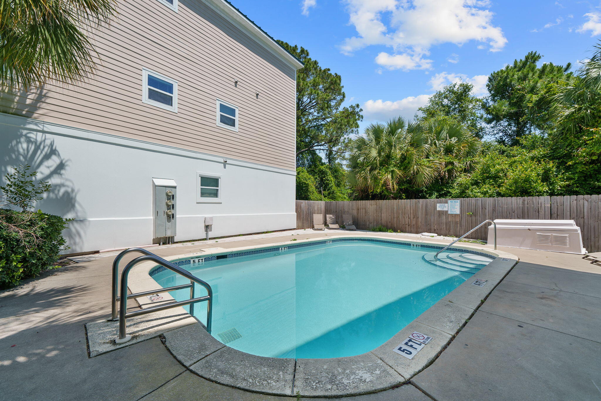 LONG BEACH - Residential