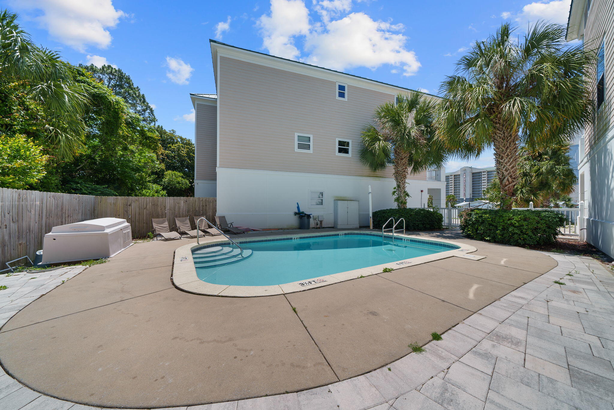LONG BEACH - Residential