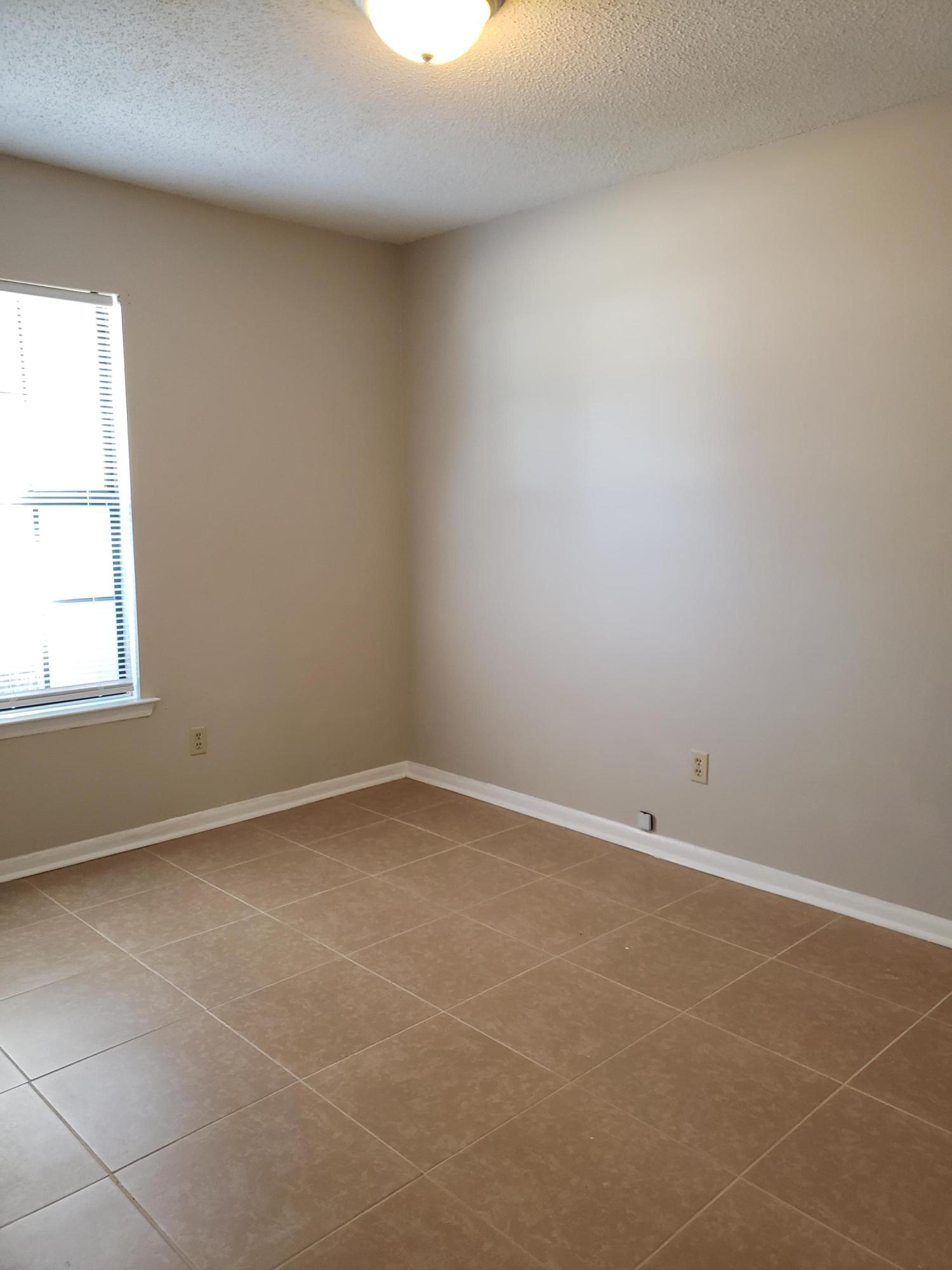 VALPARAISO PINECREST 1 - Residential Lease