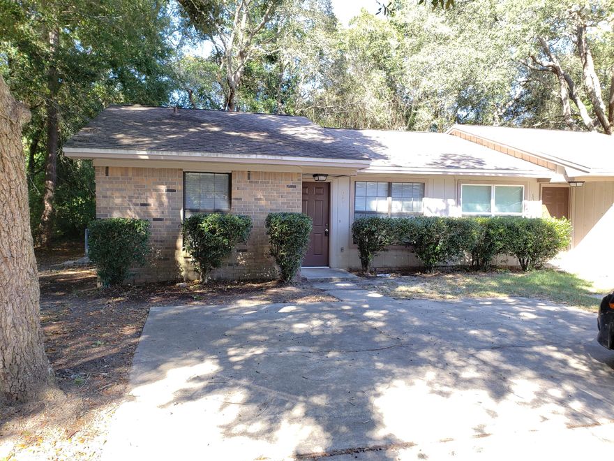 This cute single story apartment is part of a duplex that is nestled on a corner lot in the heart of Niceville! It's located just a few blocks North of Ruckel Middle and Niceville High Schools. It has a nice open back patio with plenty of parking. The interior offers ceramic tile throughout; dining/kitchen combination and spacious living room and bedrooms. Please call to schedule a viewing.