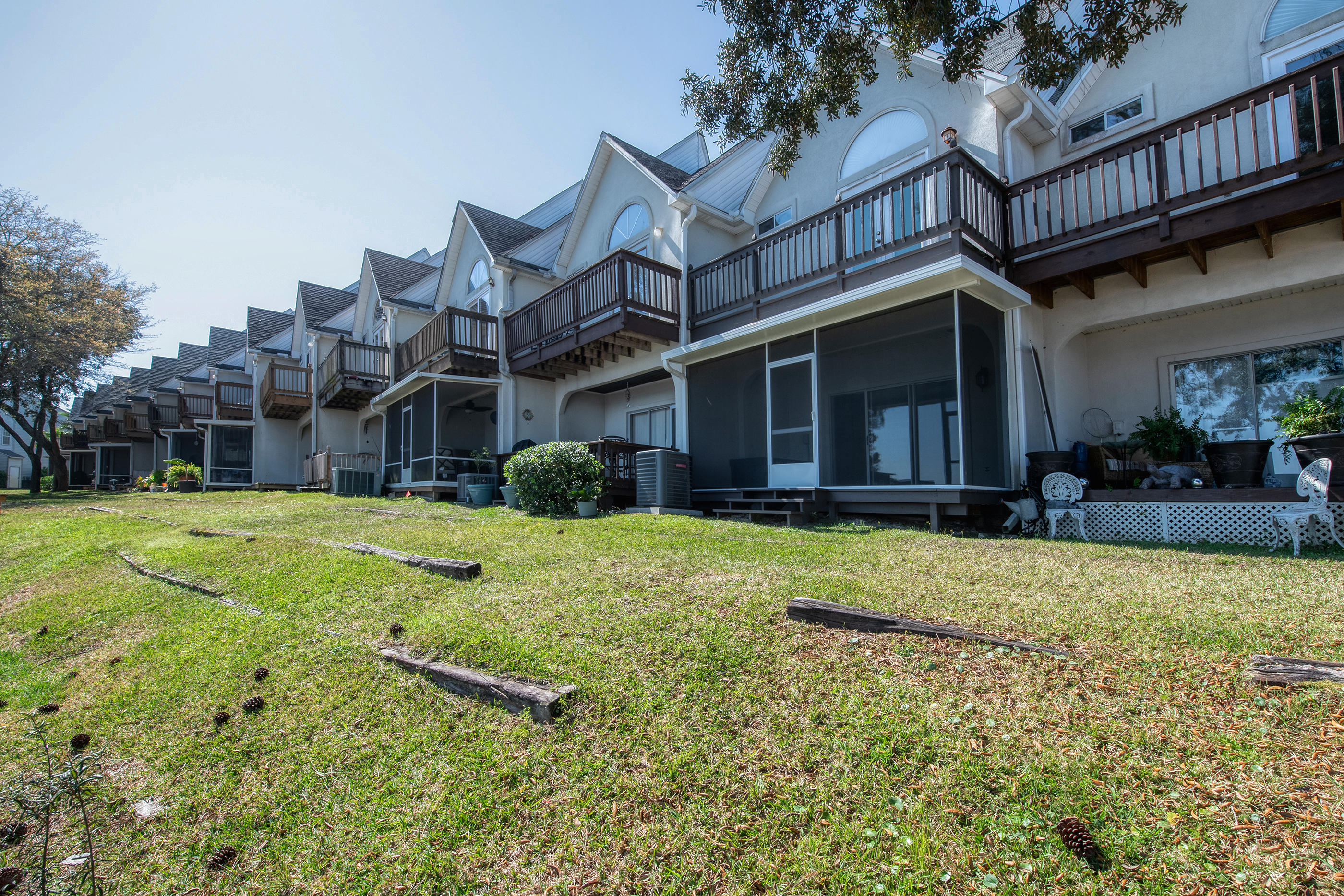 HIDDEN BAY VILLAGE - Residential