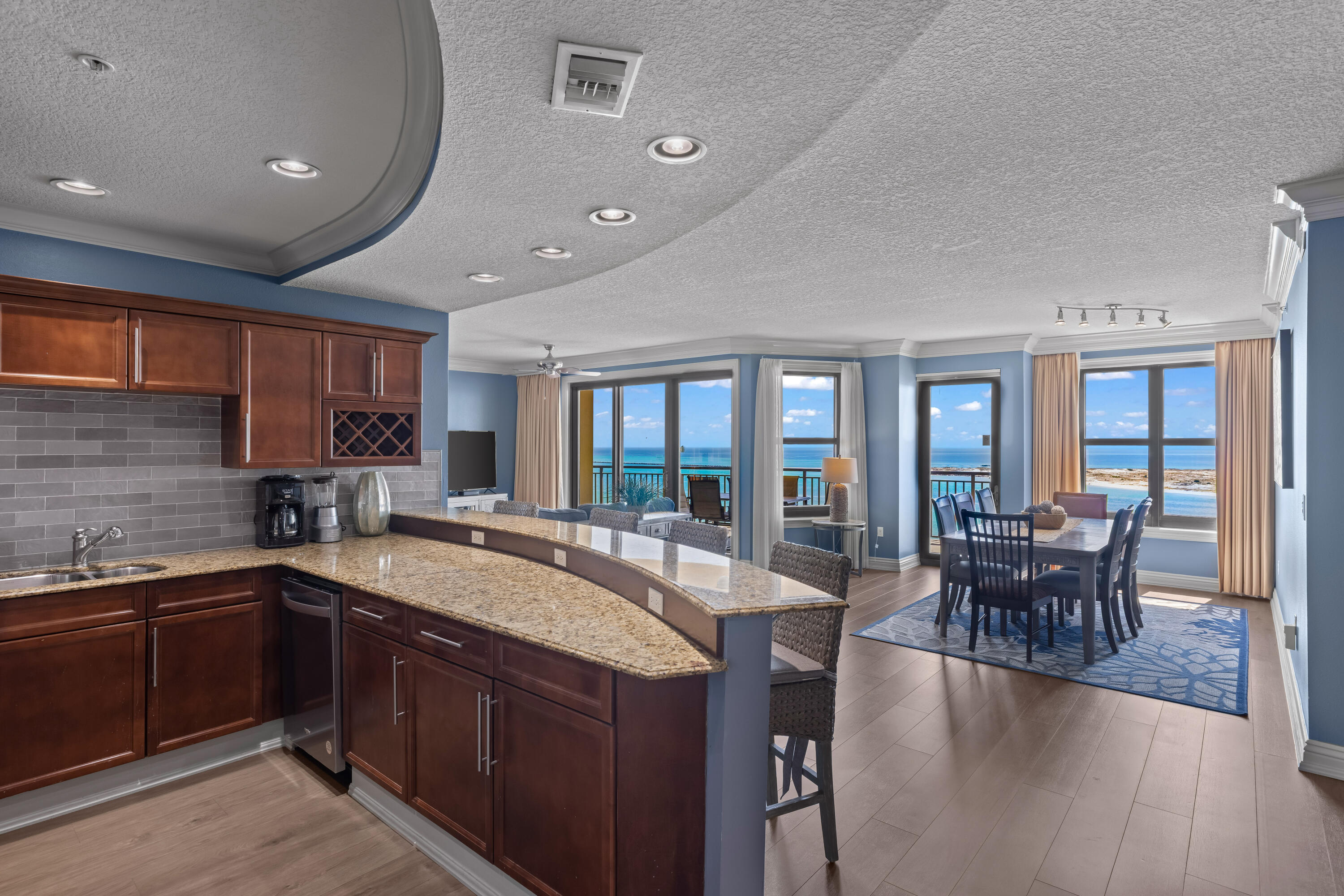 EMERALD GRANDE - Residential