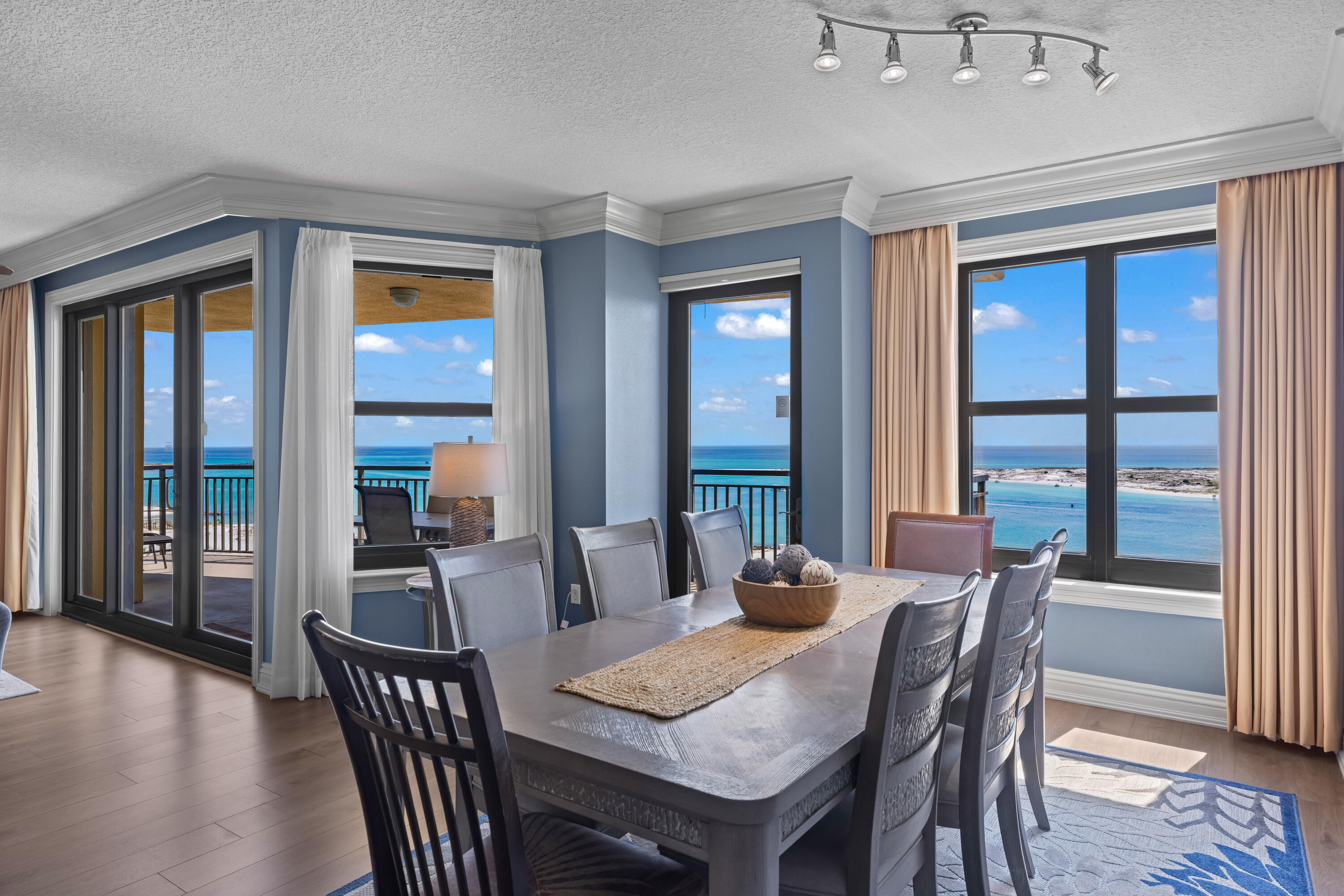 EMERALD GRANDE - Residential