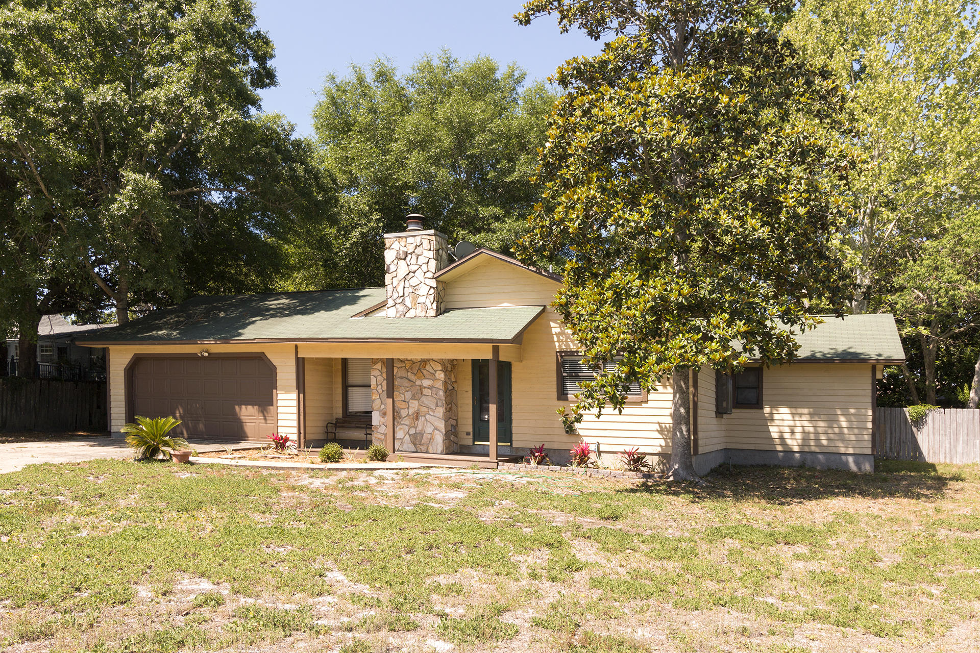 Great 3BR/2BA 1,440 SF Home with Large Fenced Backyard and Large Driveway Centrally Located in the Heart of Destin. This Home Features a Wood-burning Fireplace, New Laminate Wood Floors, Granite Countertops and Nice Sized Garage. No HOA!!! Seller will pay $5,000 towards buyer's closing costs with acceptable offer.