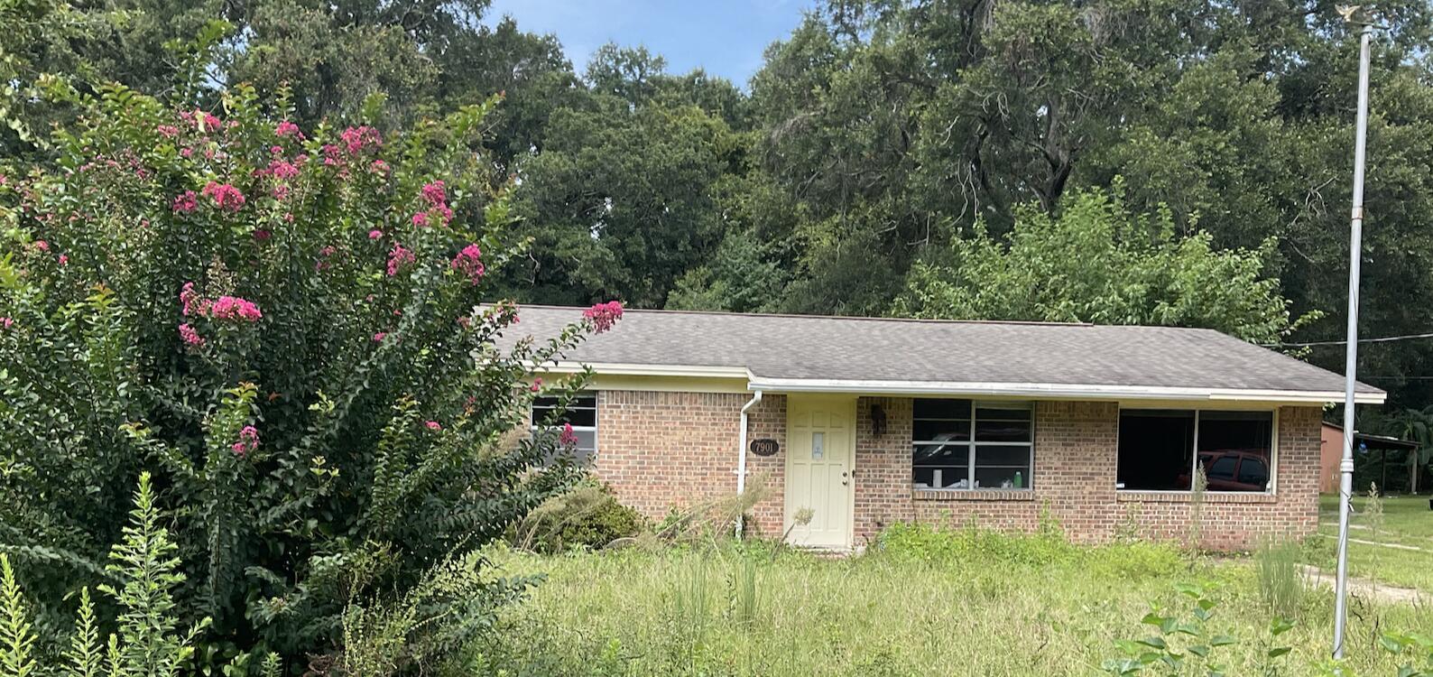 GREAT potential with this 3/2 plus bonus room! Fenced back yard and quiet street but convenient to interstates, shopping, and dining! AS-IS.