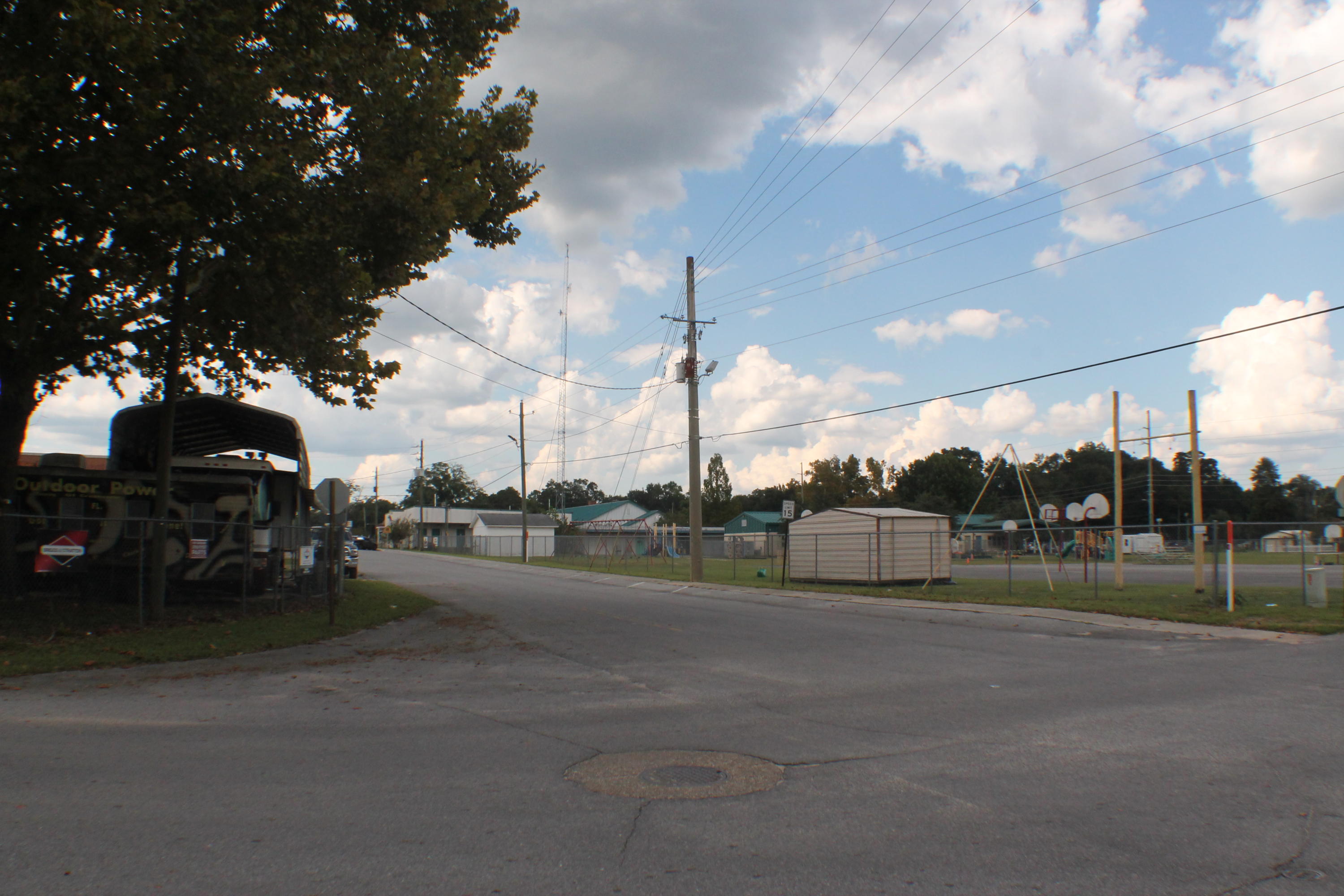 Main image without alt text