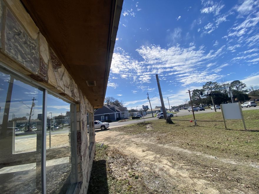 HARD Corner! This retail commercial building, located in the center of town, boasts a highly desirable location with three-street access and a corner traffic light. The block building is equipped with a showroom and firewall shop, central heat and air, a metal roof, and ample under-roof outside storage. Additionally, it is city-zoned as C1, allowing for flexibility in the type of businesses that can operate within. This property presents an opportunity for businesses such as a drive-through restaurant, auto shop, or small engine repair. Its strategic location is ideal as it is situated at the south end of Main Street, making it an attractive location for businesses looking to expand or start their operations.