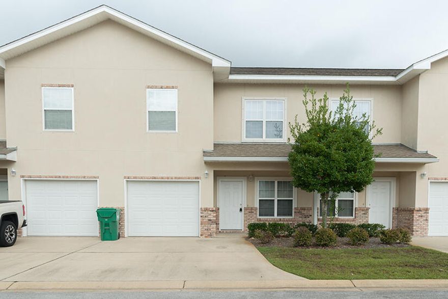 3 bedroom townhome convenient to both Hurlburt Field and Eglin AFB.  All bedrooms upstairs. Kitchen has granite counter tops and island and stainless steel appliances.  HOA provides yard maintenance except flower beds.