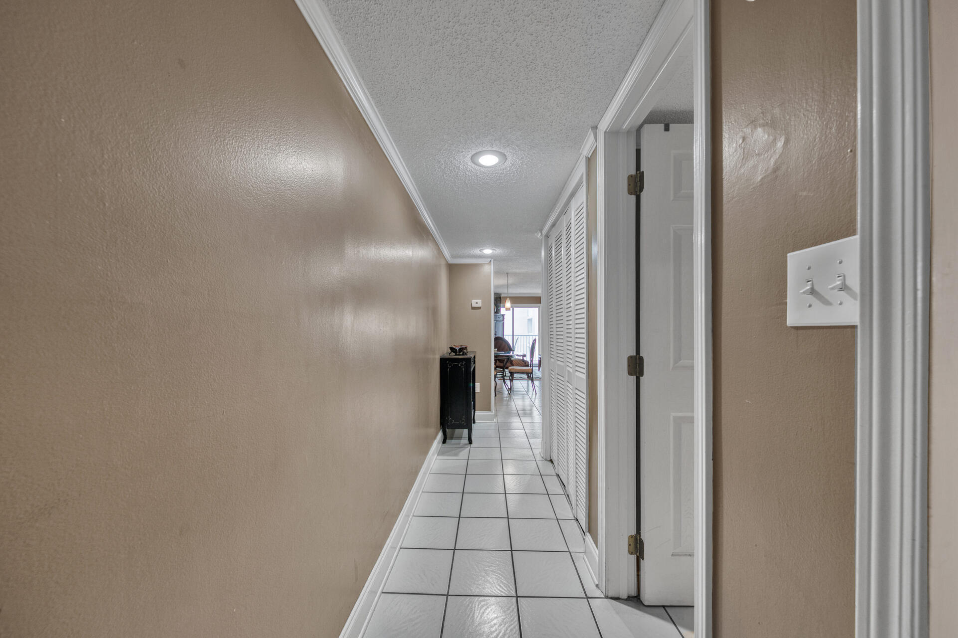 HOLIDAY SURF & RACQUET - Residential