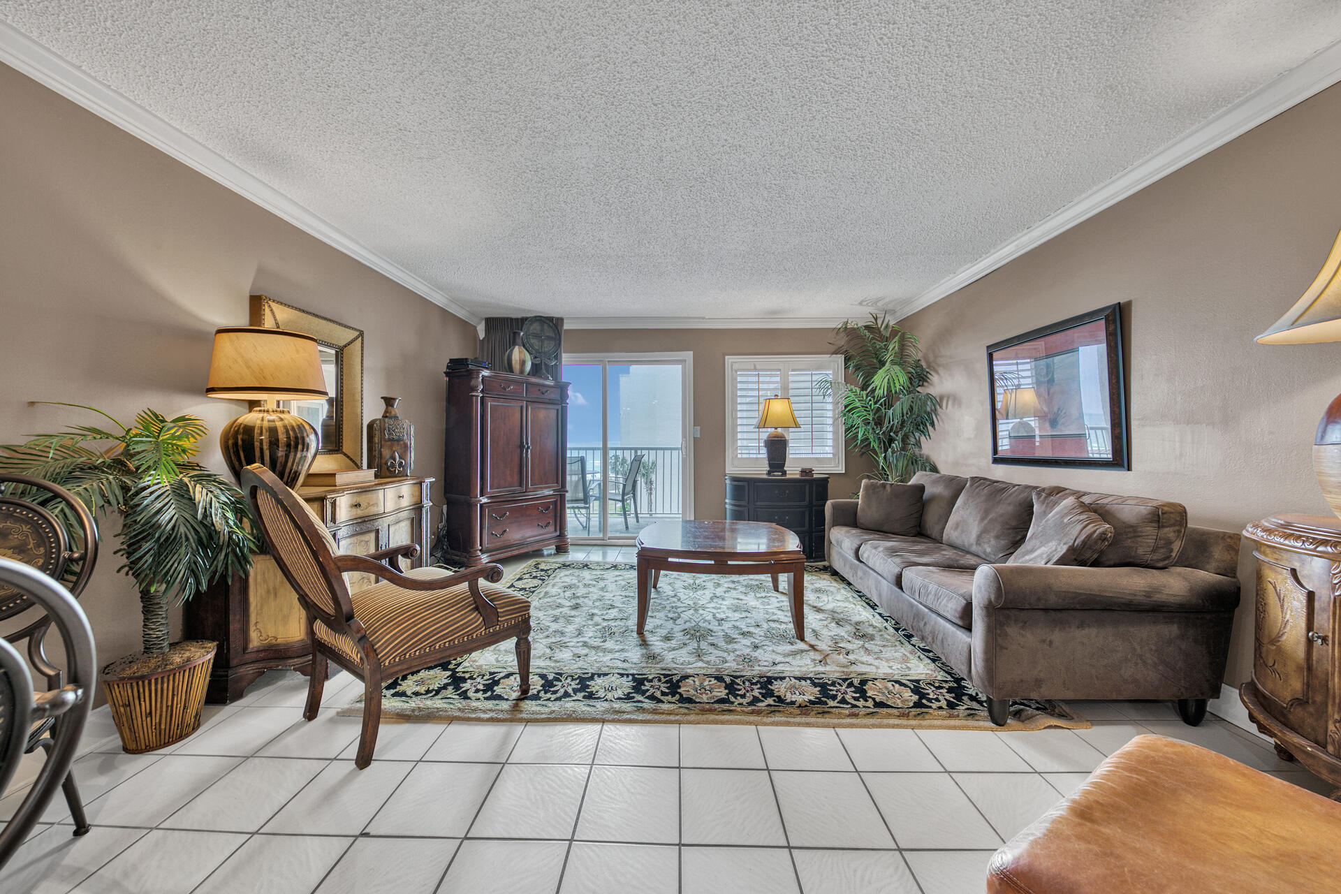 HOLIDAY SURF & RACQUET - Residential