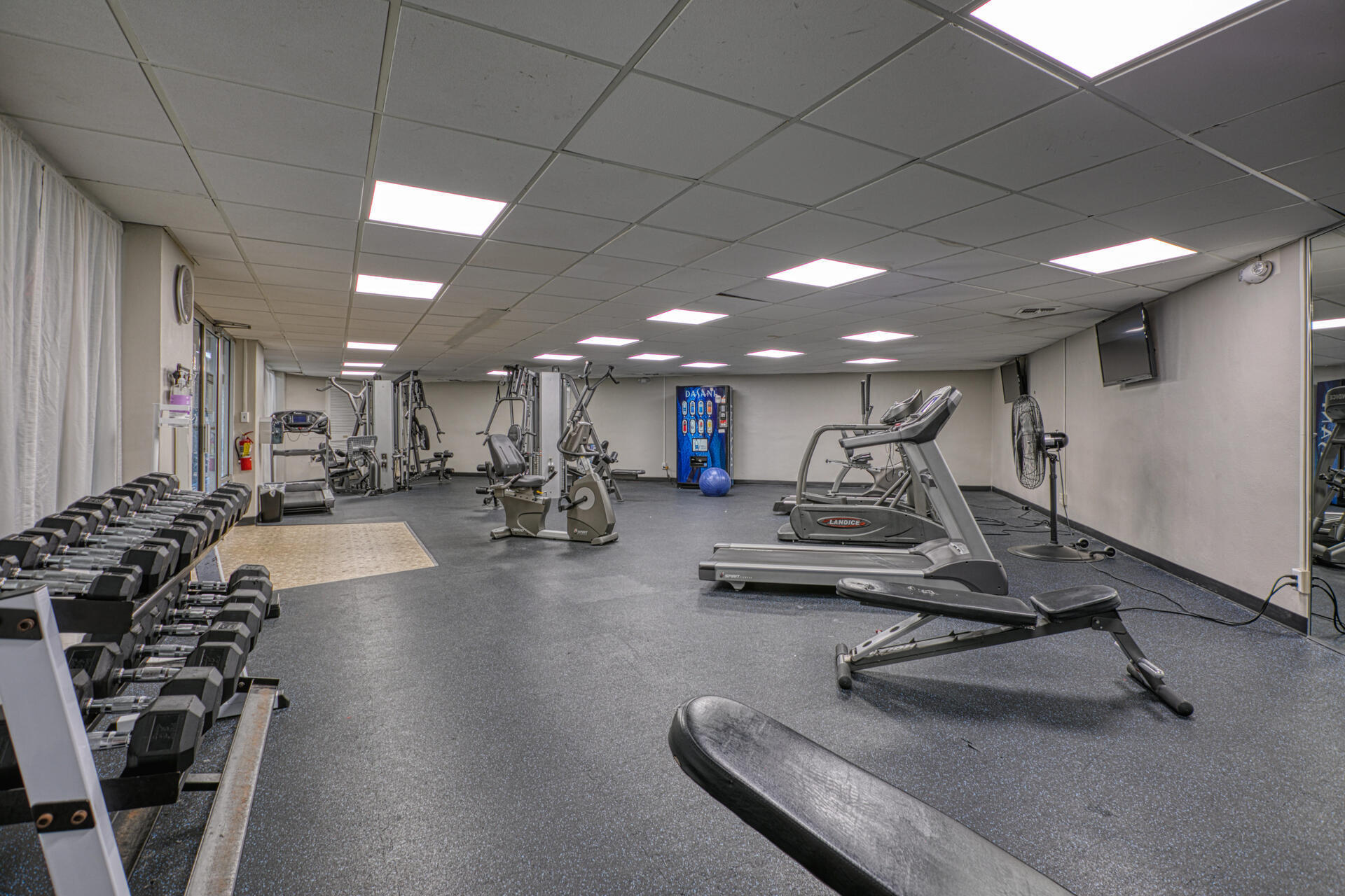 HOLIDAY SURF & RACQUET - Residential