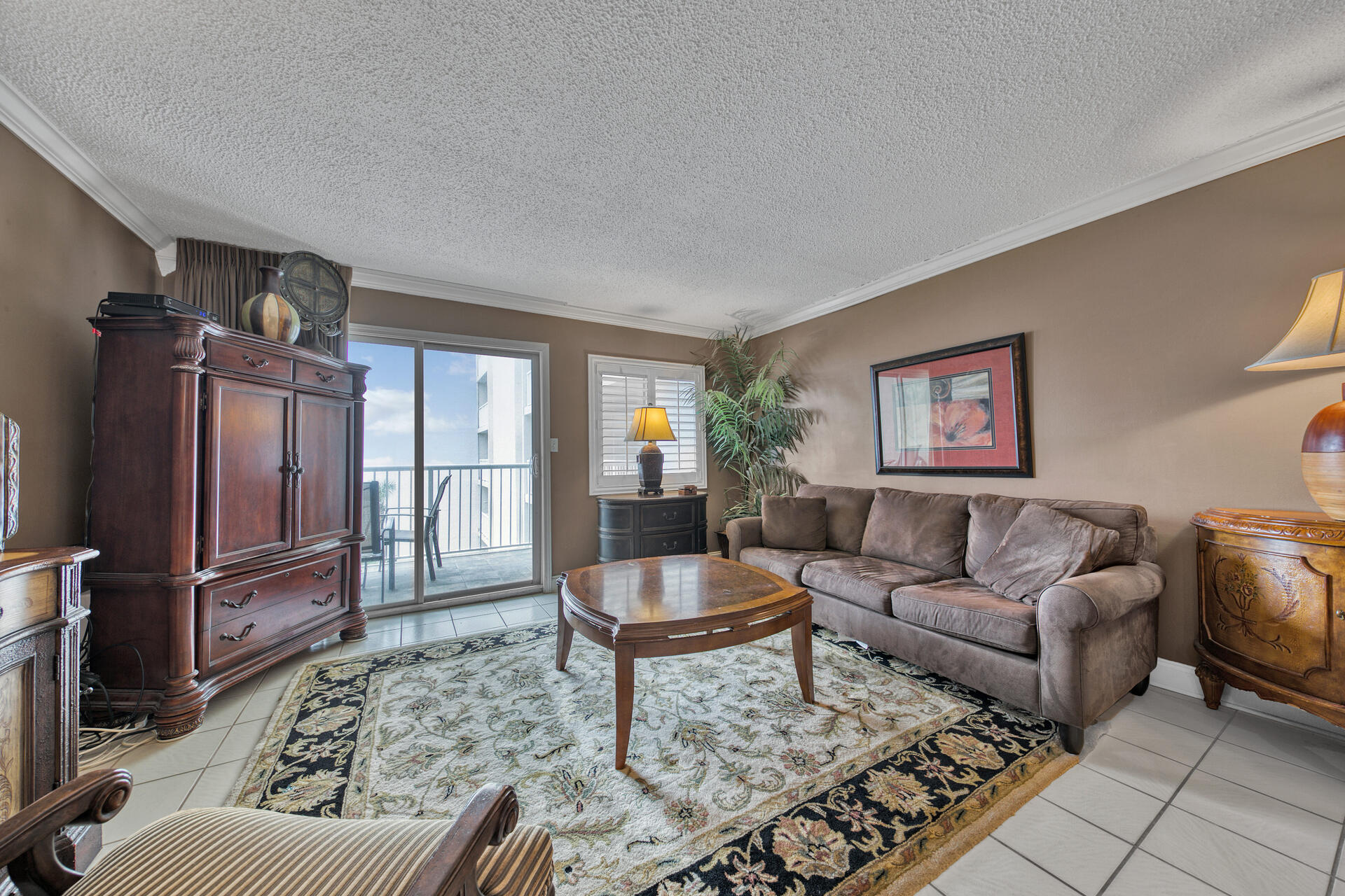 HOLIDAY SURF & RACQUET - Residential