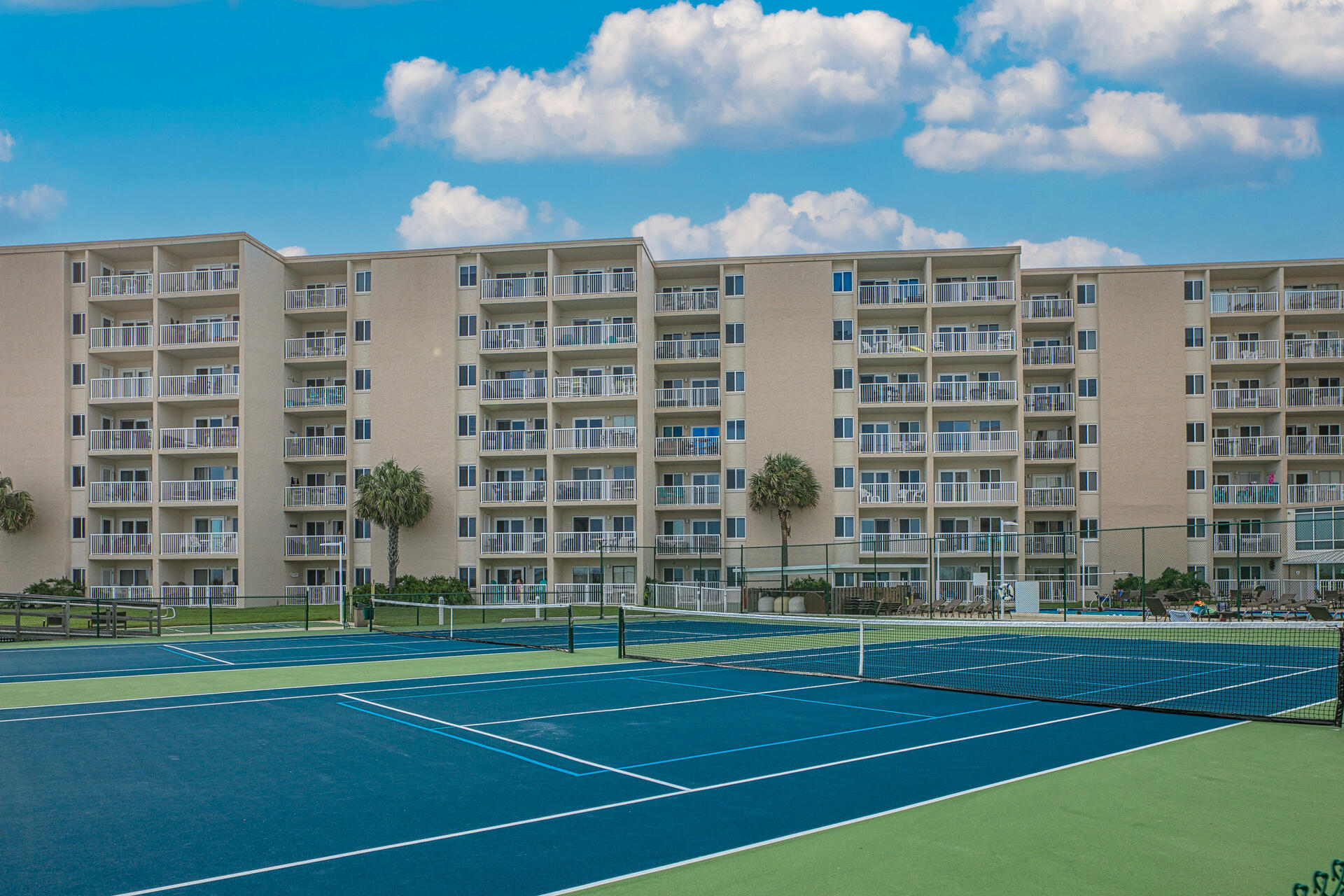 HOLIDAY SURF & RACQUET - Residential