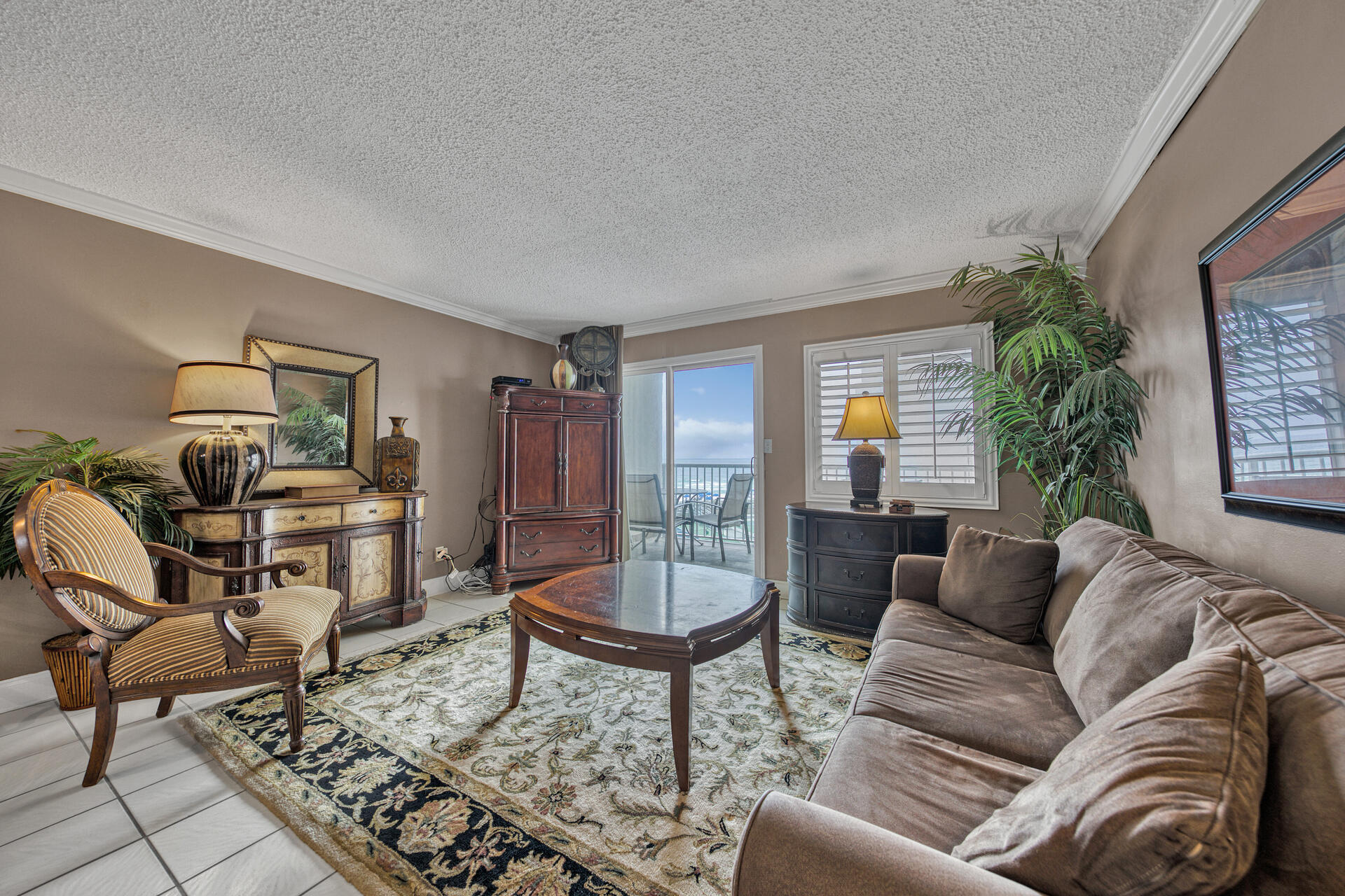 HOLIDAY SURF & RACQUET - Residential