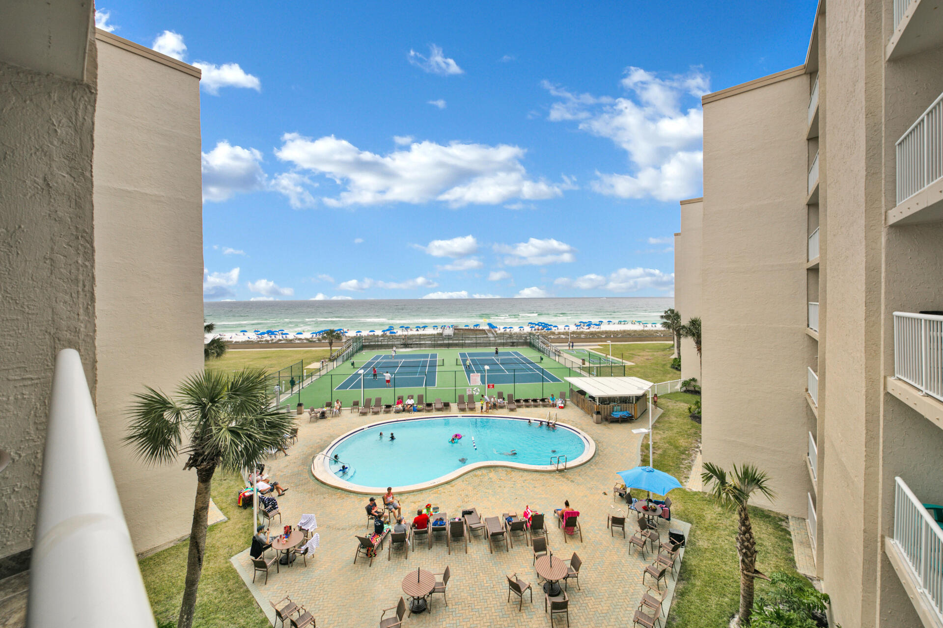 HOLIDAY SURF & RACQUET - Residential