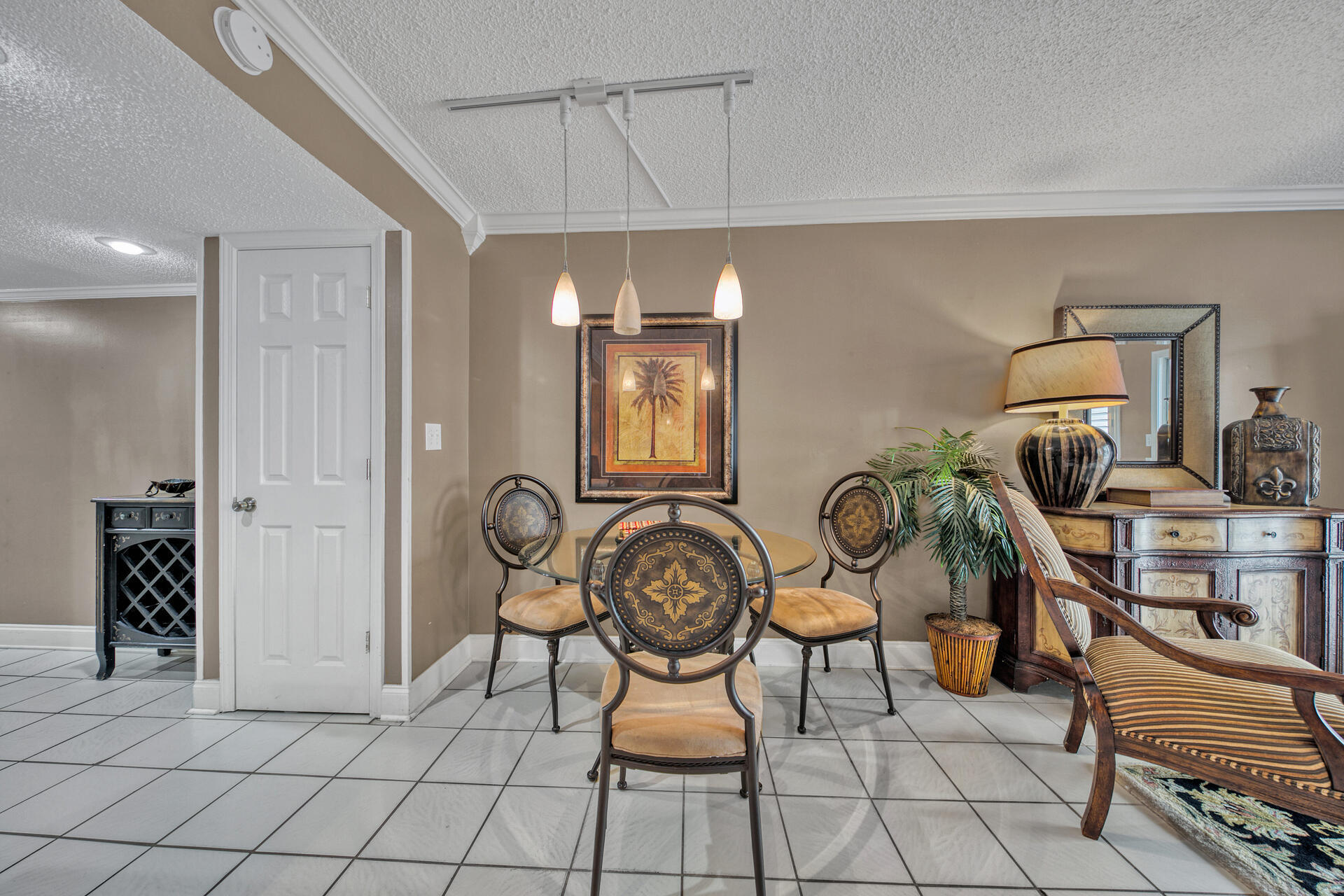 HOLIDAY SURF & RACQUET - Residential