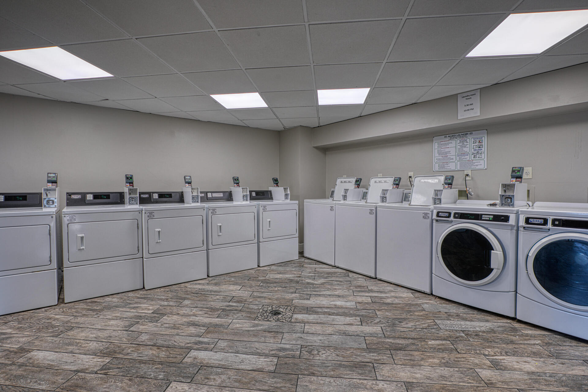 HOLIDAY SURF & RACQUET - Residential