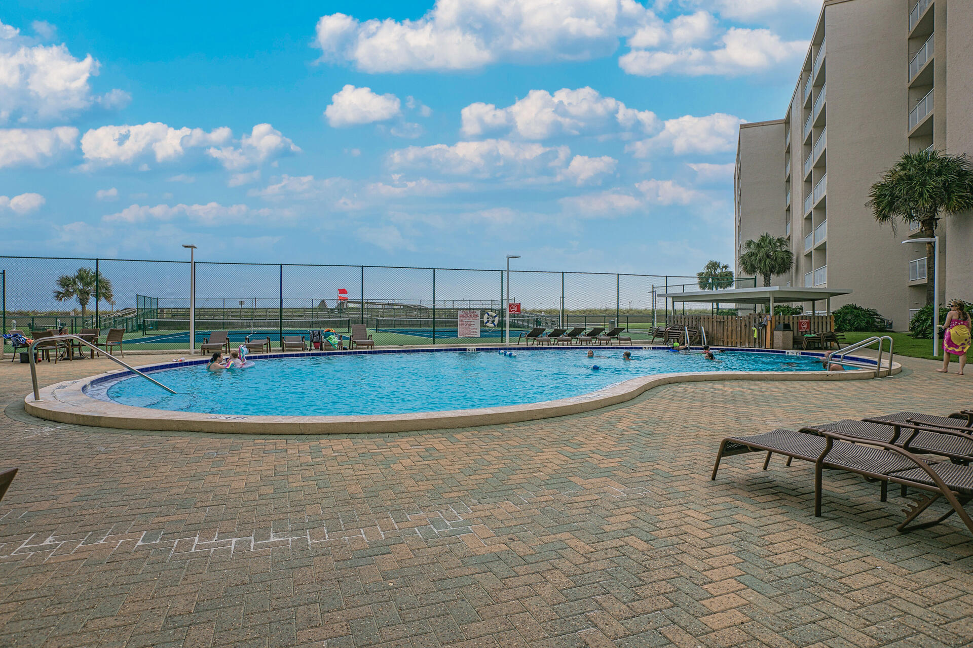 HOLIDAY SURF & RACQUET - Residential