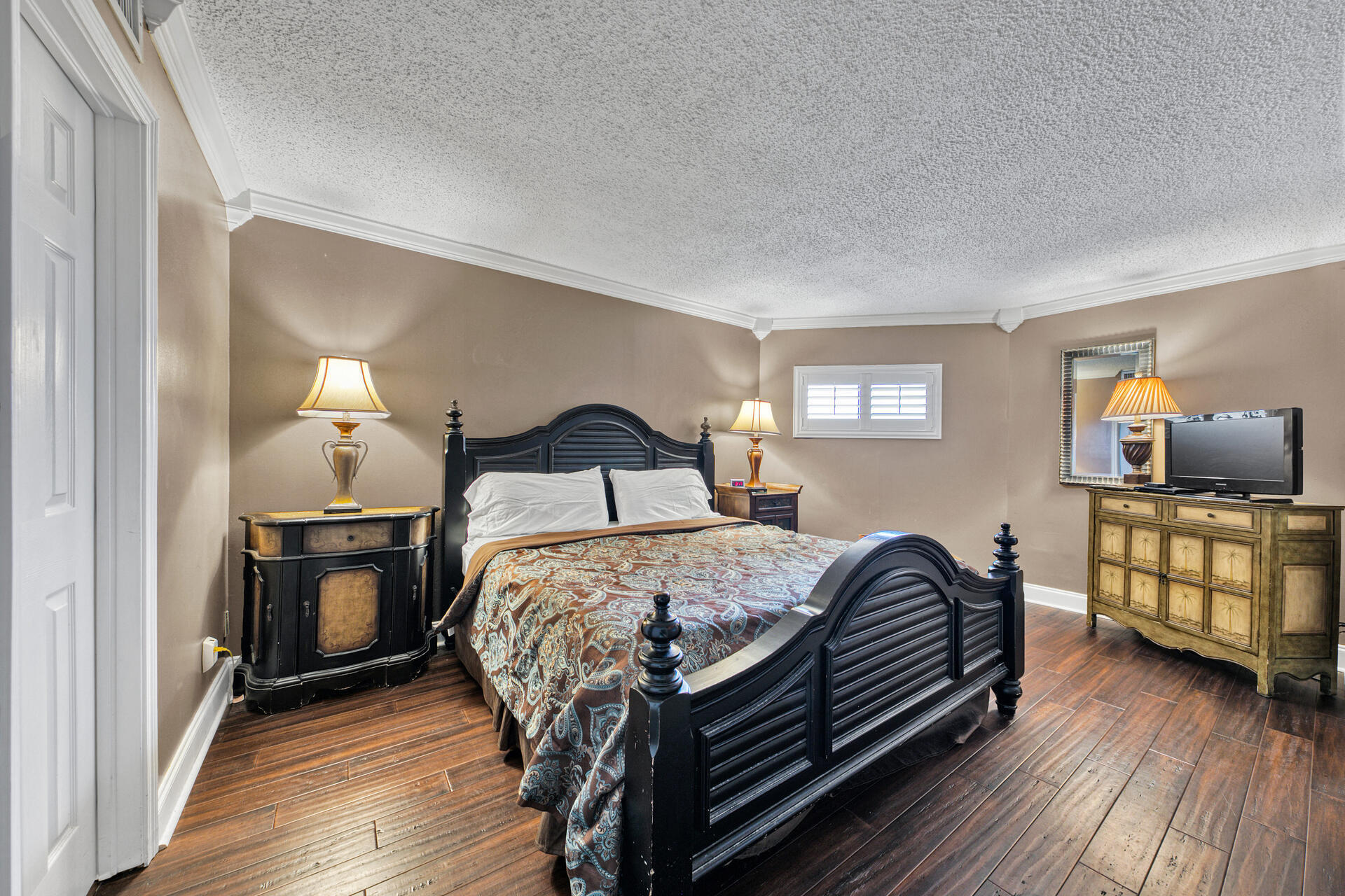 HOLIDAY SURF & RACQUET - Residential