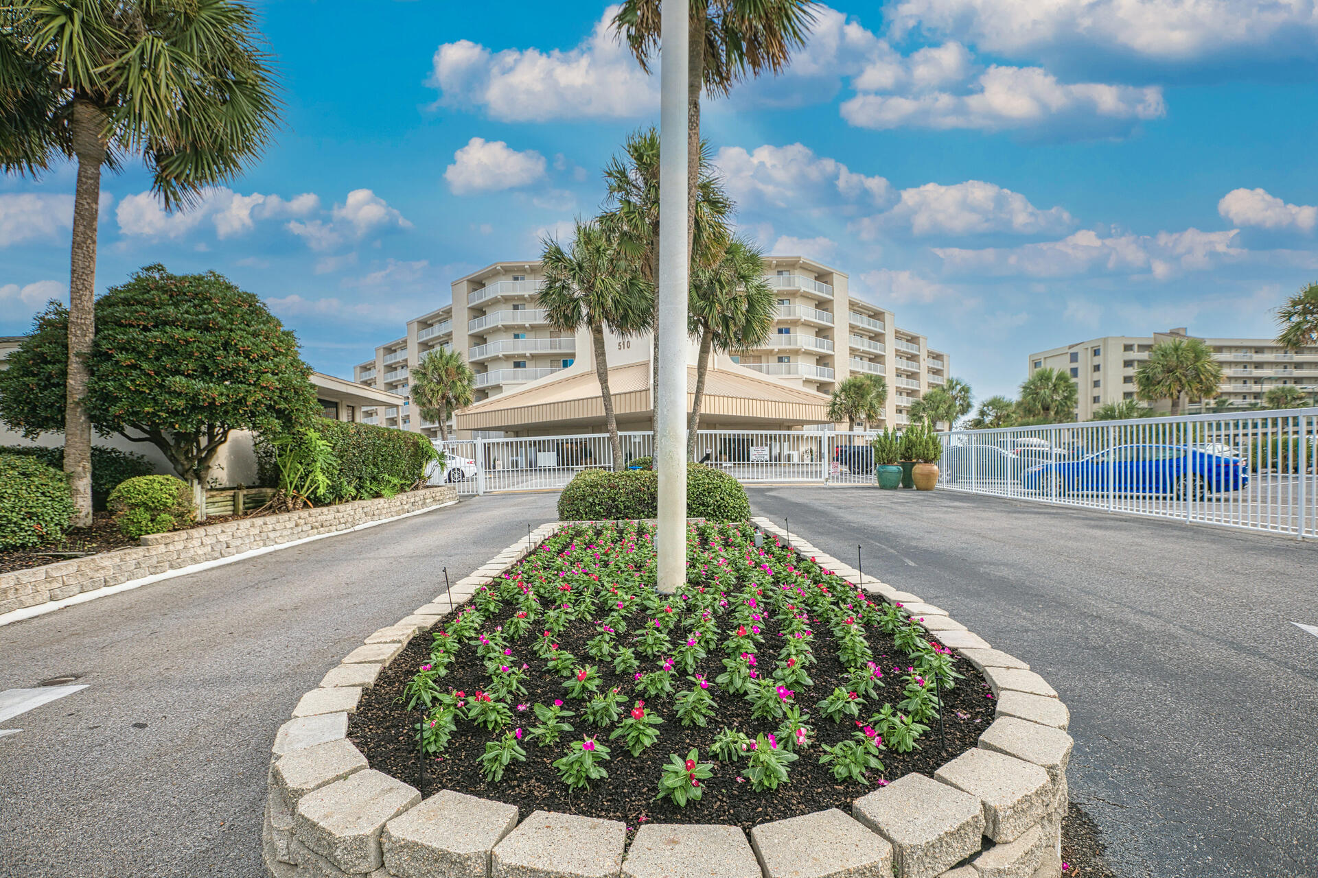 HOLIDAY SURF & RACQUET - Residential