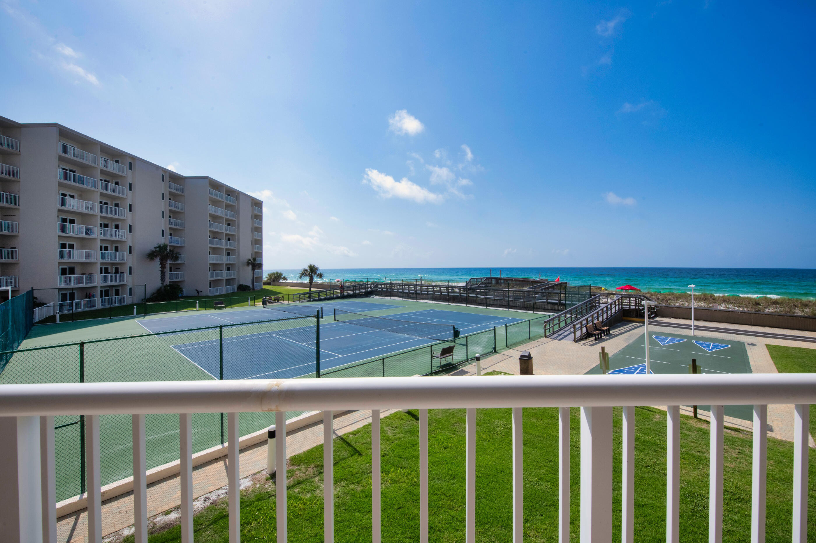 HOLIDAY SURF & RACQUET - Residential