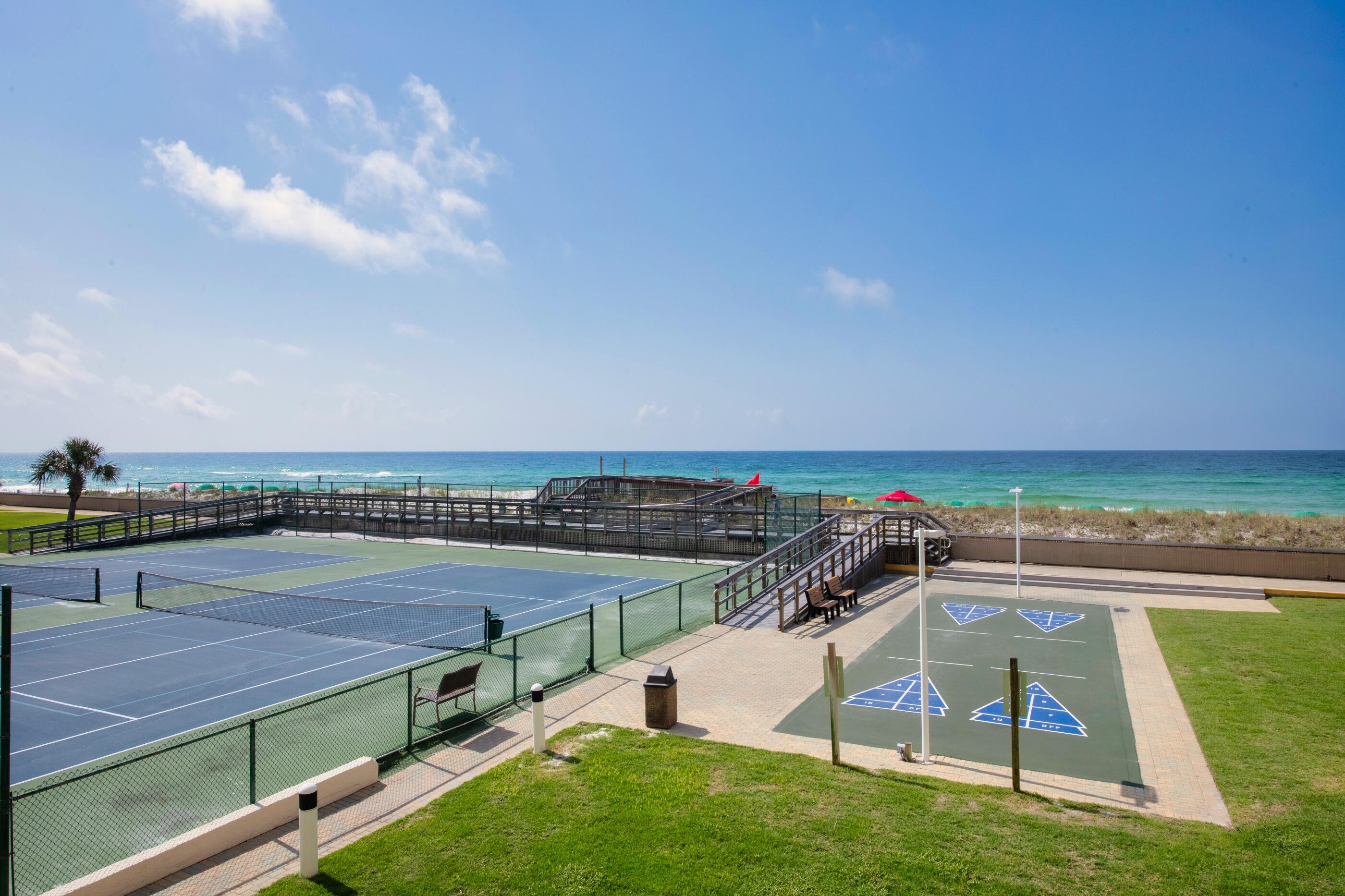 HOLIDAY SURF & RACQUET - Residential