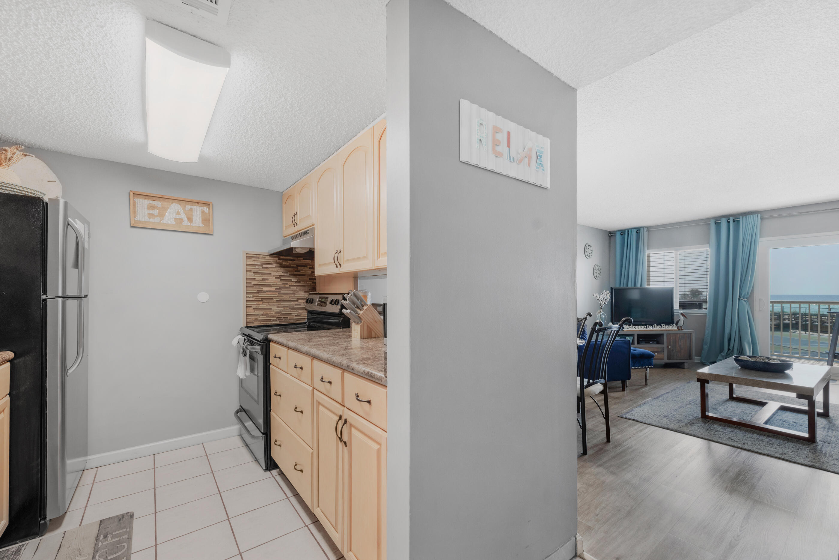 HOLIDAY SURF & RACQUET - Residential