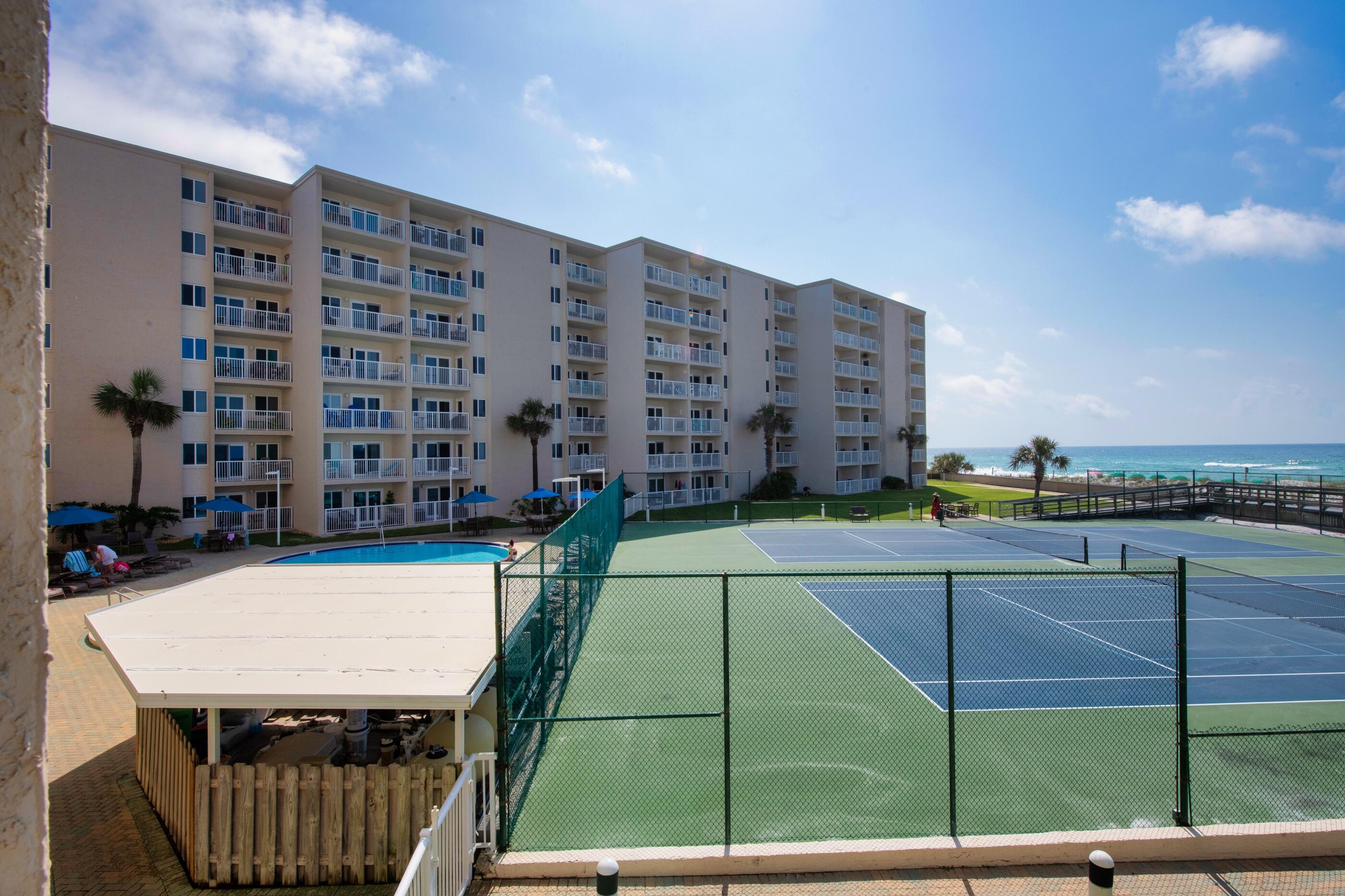 HOLIDAY SURF & RACQUET - Residential