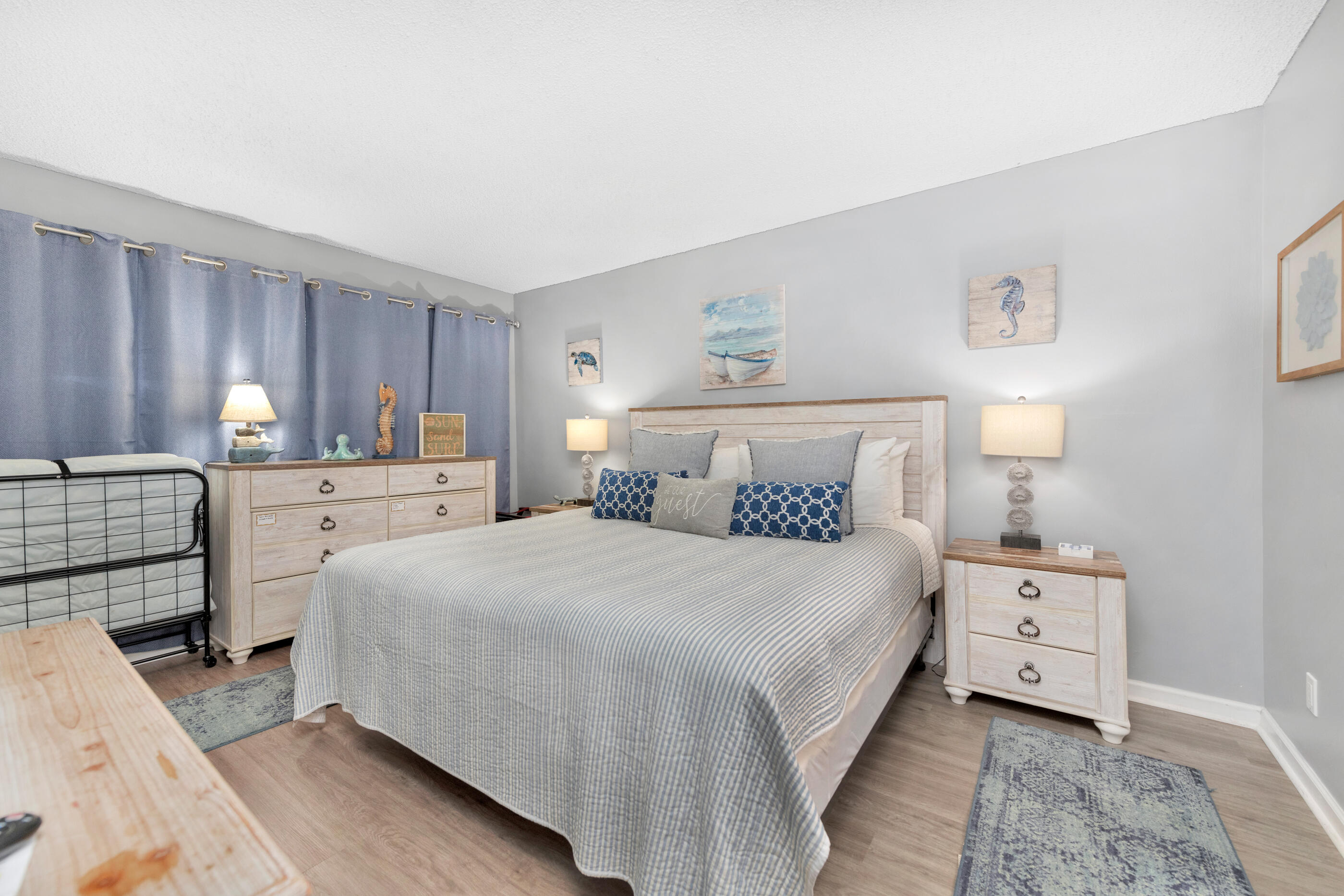 HOLIDAY SURF & RACQUET - Residential