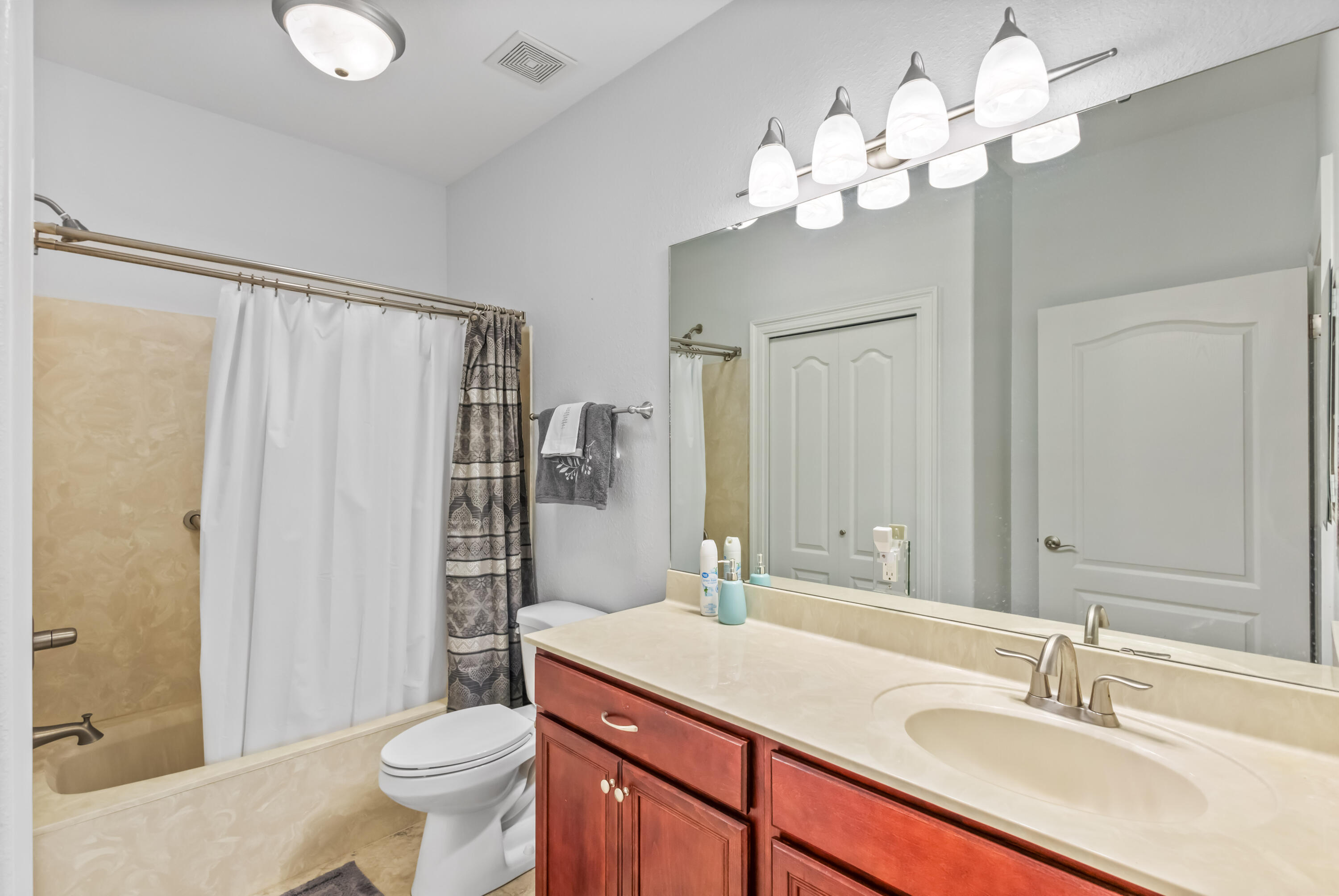 DIAMOND LAKES - Residential