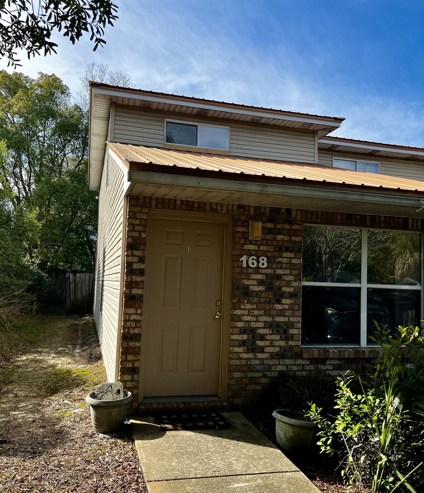 DOWNTOWNER - Residential Lease