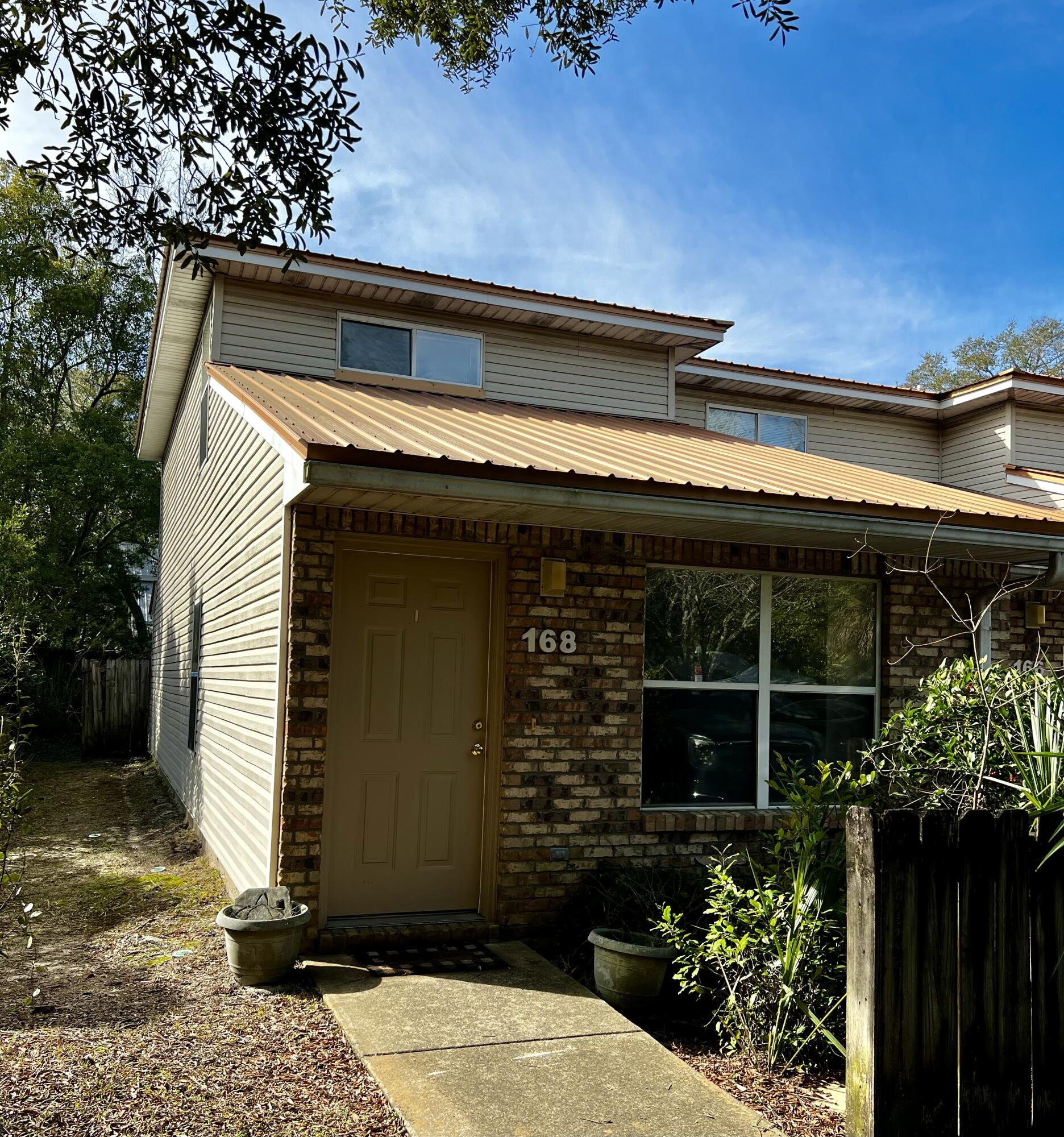 DOWNTOWNER - Residential Lease