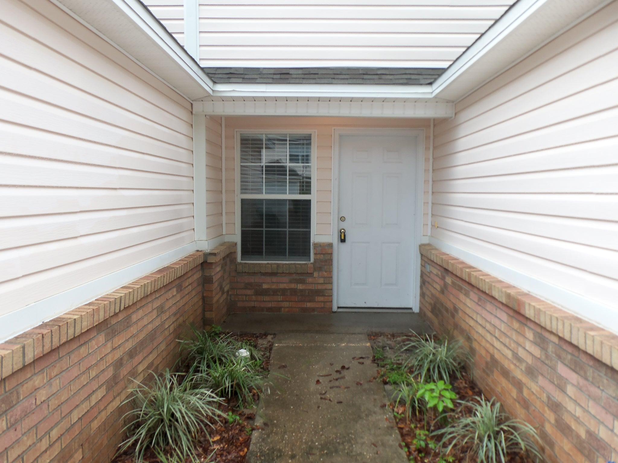 OAK PARK TOWNHOMES - Residential Lease